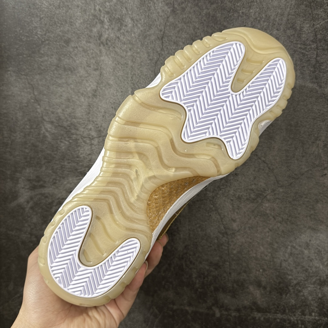 图片[9]-【外贸纯原】 Air Jordan 11 Low \”Metallic Gold\” AJ11 乔11白金 母亲节AH7860-102 专业AJ外贸大厂出品 纯原质感 进口头层皮料 中底拉帮线 整体清洁度等各方面细节完全一键转发碾压市面诸多嘴炮\”纯原\” 升级原楦原纸版数据开发版型 采用漆皮镀膜牛培革组合耐磨防刮牛津布鞋面材质 搭载原厂碳纤维缓震中底 还原ZP细节 原厂流水成型工艺 厂级拉帮注胶效果 尺码： 40 40.5 41 42 42.5 43 44 45 46 47.5-选品中心