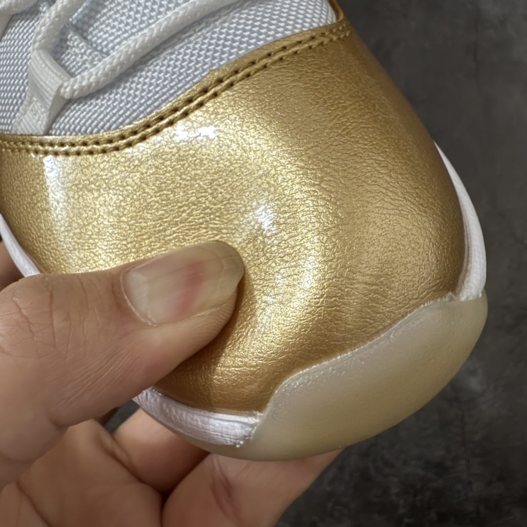 图片[5]-【外贸纯原】 Air Jordan 11 Low \”Metallic Gold\” AJ11 乔11白金 母亲节AH7860-102 专业AJ外贸大厂出品 纯原质感 进口头层皮料 中底拉帮线 整体清洁度等各方面细节完全一键转发碾压市面诸多嘴炮\”纯原\” 升级原楦原纸版数据开发版型 采用漆皮镀膜牛培革组合耐磨防刮牛津布鞋面材质 搭载原厂碳纤维缓震中底 还原ZP细节 原厂流水成型工艺 厂级拉帮注胶效果 尺码： 40 40.5 41 42 42.5 43 44 45 46 47.5-选品中心