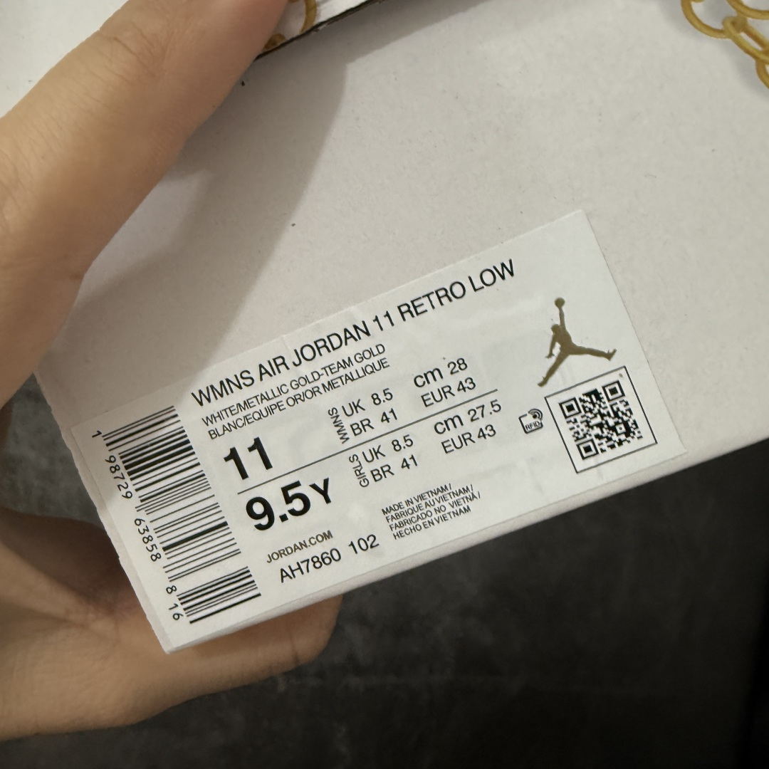 图片[13]-【外贸纯原】 Air Jordan 11 Low \”Metallic Gold\” AJ11 乔11白金 母亲节AH7860-102 专业AJ外贸大厂出品 纯原质感 进口头层皮料 中底拉帮线 整体清洁度等各方面细节完全一键转发碾压市面诸多嘴炮\”纯原\” 升级原楦原纸版数据开发版型 采用漆皮镀膜牛培革组合耐磨防刮牛津布鞋面材质 搭载原厂碳纤维缓震中底 还原ZP细节 原厂流水成型工艺 厂级拉帮注胶效果 尺码： 40 40.5 41 42 42.5 43 44 45 46 47.5-选品中心