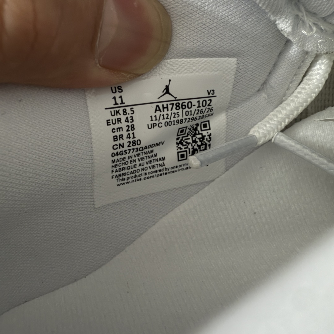 图片[9]-【外贸纯原】 Air Jordan 11 Low \”Metallic Gold\” AJ11 乔11白金 母亲节AH7860-102 专业AJ外贸大厂出品 纯原质感 进口头层皮料 中底拉帮线 整体清洁度等各方面细节完全一键转发碾压市面诸多嘴炮\”纯原\” 升级原楦原纸版数据开发版型 采用漆皮镀膜牛培革组合耐磨防刮牛津布鞋面材质 搭载原厂碳纤维缓震中底 还原ZP细节 原厂流水成型工艺 厂级拉帮注胶效果 尺码： 40 40.5 41 42 42.5 43 44 45 46 47.5-选品中心