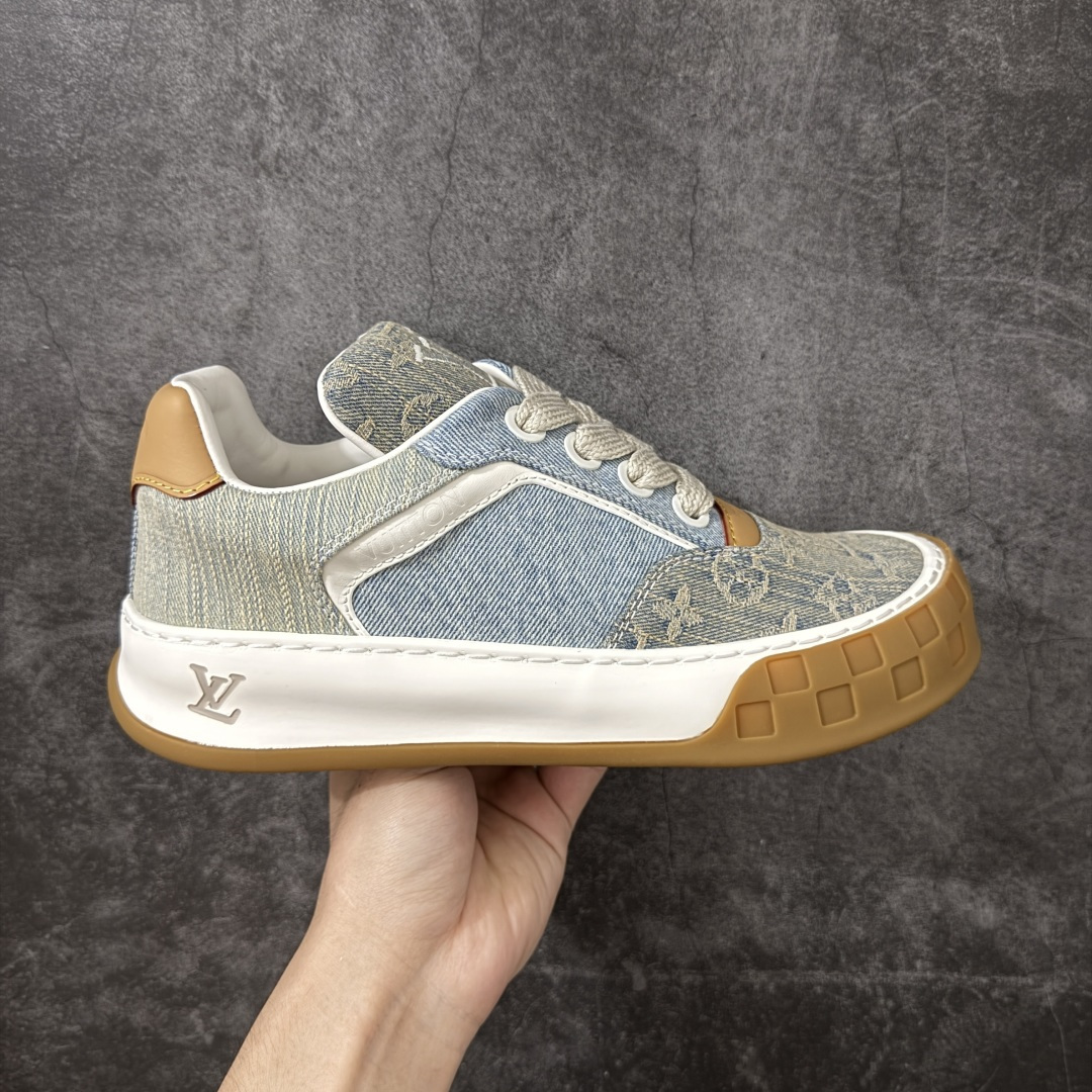 【专柜版/海淘代购】 LV 路易威登LOUIS VUITTON Tilted Low Sneakers 倾斜系列低帮复古休闲运动文化百搭板鞋 2026早春款板鞋 饼干鞋 市场最顶天花板 礼盒包装 正确细节 原鞋原材料1：1打造 完美版型做工 欢迎对比市场任何品质的货品 广东原产 升级原楦型开发纸版 包装说明书防尘布袋物件(附送官方快递加固牛皮纸外盒!!)#采用Monogram 丹宁布鞋面材质#鞋垫嵌入软脚感EVA物料#后跟耐弯折滴塑支撑片#全新开发TPR光泽组合隔色鞋底❗ 尺码：39 40 41 42 43 44 45 46-选品中心