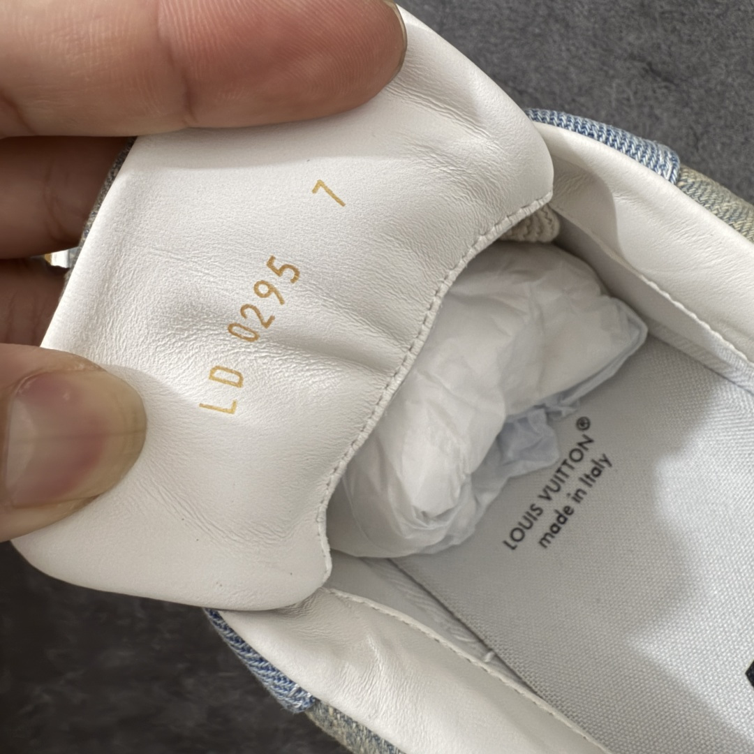图片[7]-【专柜版/海淘代购】 LV 路易威登LOUIS VUITTON Tilted Low Sneakers 倾斜系列低帮复古休闲运动文化百搭板鞋 2026早春款板鞋 饼干鞋 市场最顶天花板 礼盒包装 正确细节 原鞋原材料1：1打造 完美版型做工 欢迎对比市场任何品质的货品 广东原产 升级原楦型开发纸版 包装说明书防尘布袋物件(附送官方快递加固牛皮纸外盒!!)#采用Monogram 丹宁布鞋面材质#鞋垫嵌入软脚感EVA物料#后跟耐弯折滴塑支撑片#全新开发TPR光泽组合隔色鞋底❗ 尺码：39 40 41 42 43 44 45 46-选品中心