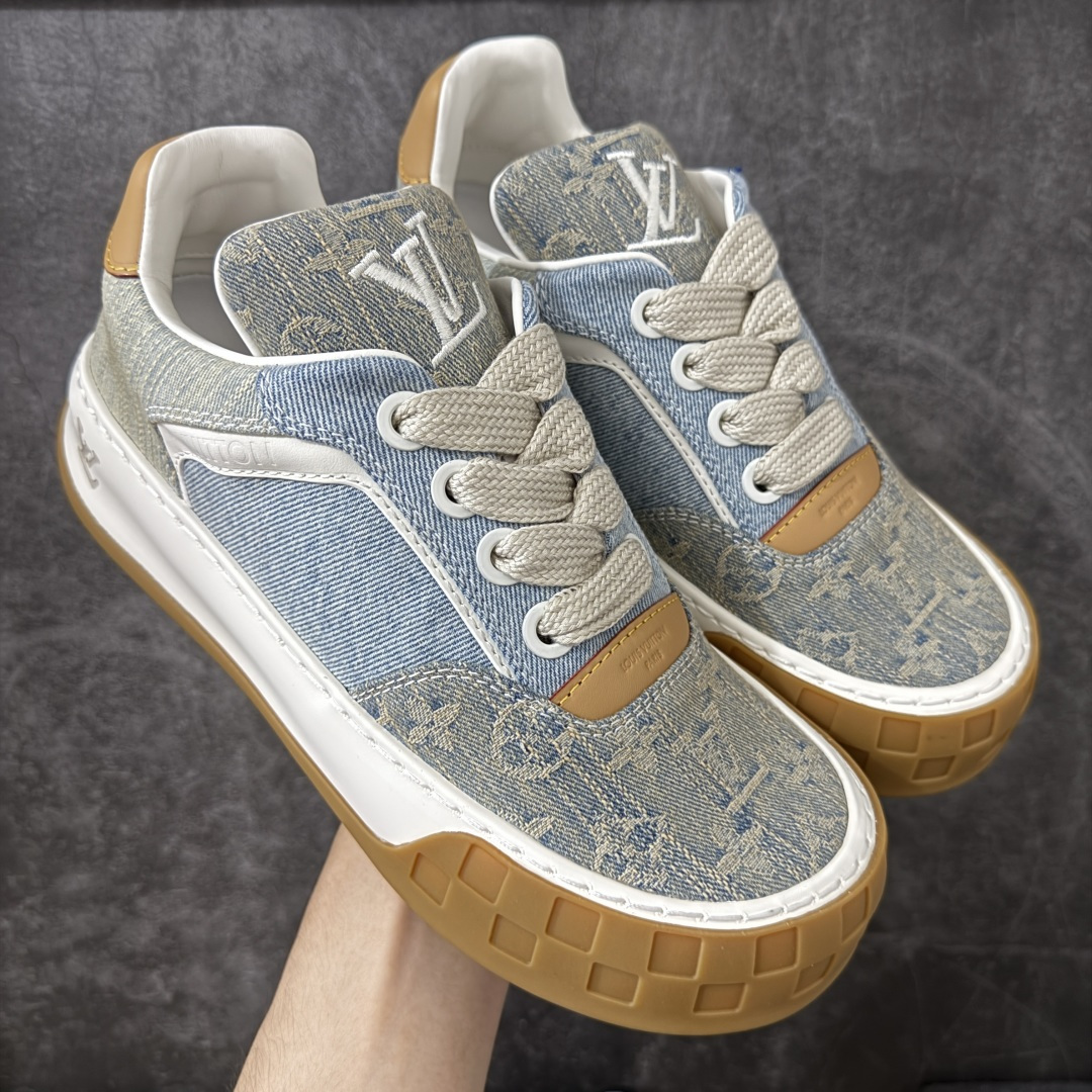 【专柜版/海淘代购】 LV 路易威登LOUIS VUITTON Tilted Low Sneakers 倾斜系列低帮复古休闲运动文化百搭板鞋 2026早春款板鞋 饼干鞋 市场最顶天花板 礼盒包装 正确细节 原鞋原材料1：1打造 完美版型做工 欢迎对比市场任何品质的货品 广东原产 升级原楦型开发纸版 包装说明书防尘布袋物件(附送官方快递加固牛皮纸外盒!!)#采用Monogram 丹宁布鞋面材质#鞋垫嵌入软脚感EVA物料#后跟耐弯折滴塑支撑片#全新开发TPR光泽组合隔色鞋底❗ 尺码：39 40 41 42 43 44 45 46-选品中心