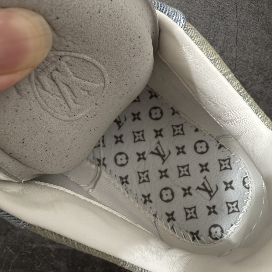 图片[9]-【专柜版/海淘代购】 LV 路易威登LOUIS VUITTON Tilted Low Sneakers 倾斜系列低帮复古休闲运动文化百搭板鞋 2026早春款板鞋 饼干鞋 市场最顶天花板 礼盒包装 正确细节 原鞋原材料1：1打造 完美版型做工 欢迎对比市场任何品质的货品 广东原产 升级原楦型开发纸版 包装说明书防尘布袋物件(附送官方快递加固牛皮纸外盒!!)#采用Monogram 丹宁布鞋面材质#鞋垫嵌入软脚感EVA物料#后跟耐弯折滴塑支撑片#全新开发TPR光泽组合隔色鞋底❗ 尺码：39 40 41 42 43 44 45 46-选品中心