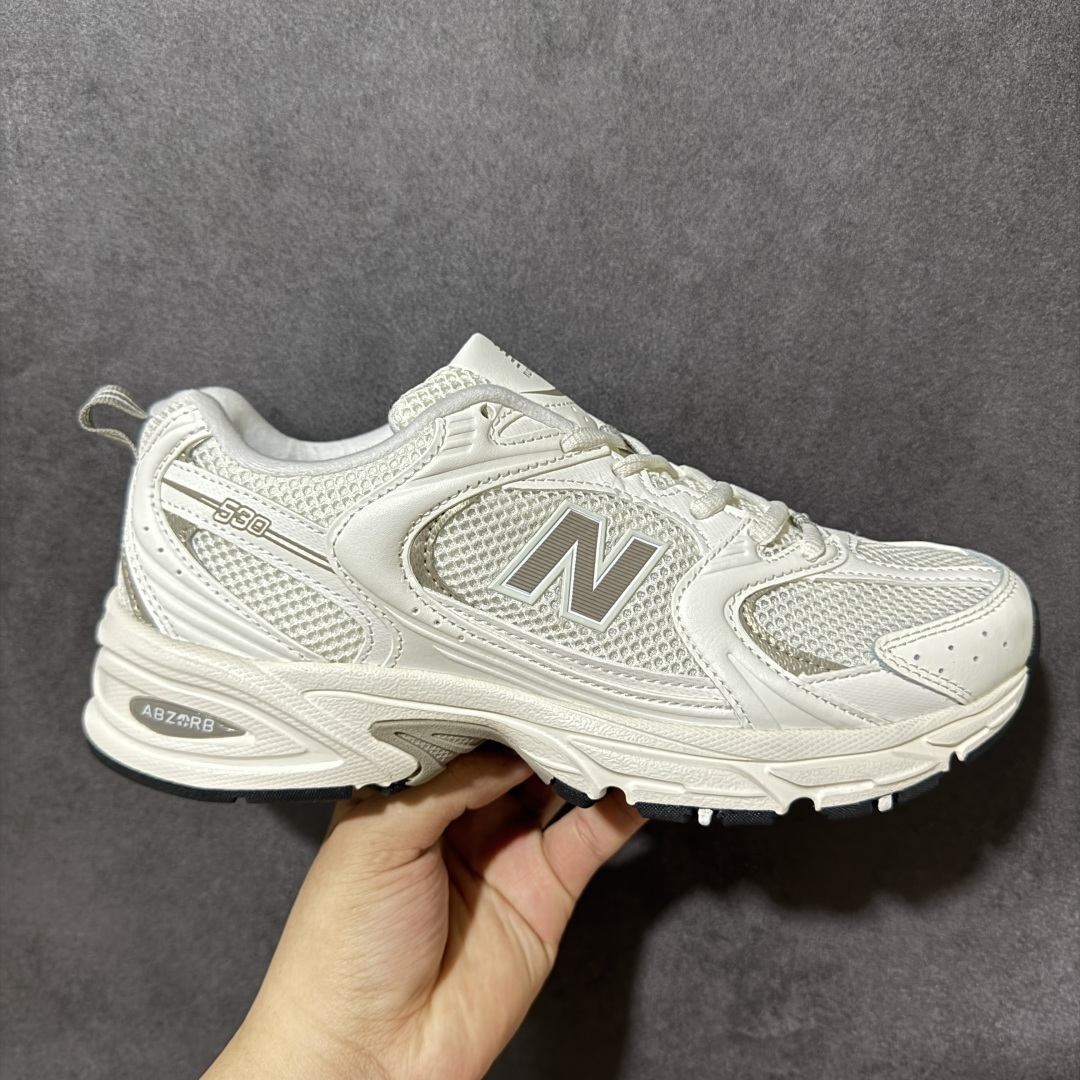 【公司级】New Balance NB530 新百伦复古透气跑步鞋 以皮革为主的人气轮廓 以极具复古风范的跑鞋外观呈现 设计上全鞋以简约清爽的纯白色作基底 鞋身覆盖大面积织物网眼材质 并于鞋头、鞋带孔眼片等细节处点缀对比鲜明的反光银镀层凸显 鞋舌、侧身等位置则辅以一贯的「N」字标志和品牌徽标彰显身份 最后通过搭载的 ABZORB 缓震中底完善整体造型 货号：U530CSB 尺码：36-45-选品中心