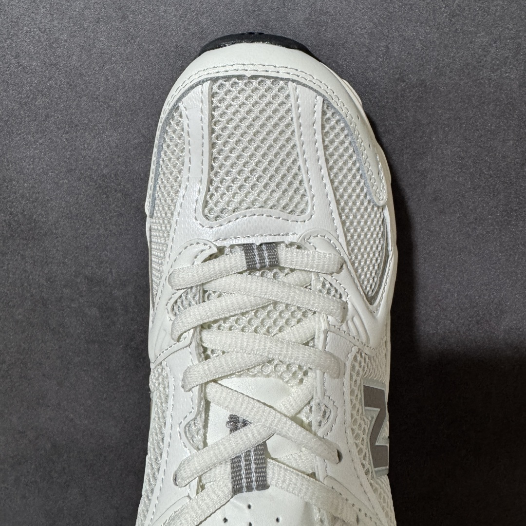 图片[5]-【公司级】New Balance NB530 新百伦复古透气跑步鞋 以皮革为主的人气轮廓 以极具复古风范的跑鞋外观呈现 设计上全鞋以简约清爽的纯白色作基底 鞋身覆盖大面积织物网眼材质 并于鞋头、鞋带孔眼片等细节处点缀对比鲜明的反光银镀层凸显 鞋舌、侧身等位置则辅以一贯的「N」字标志和品牌徽标彰显身份 最后通过搭载的 ABZORB 缓震中底完善整体造型 货号：U530CSB 尺码：36-45-选品中心