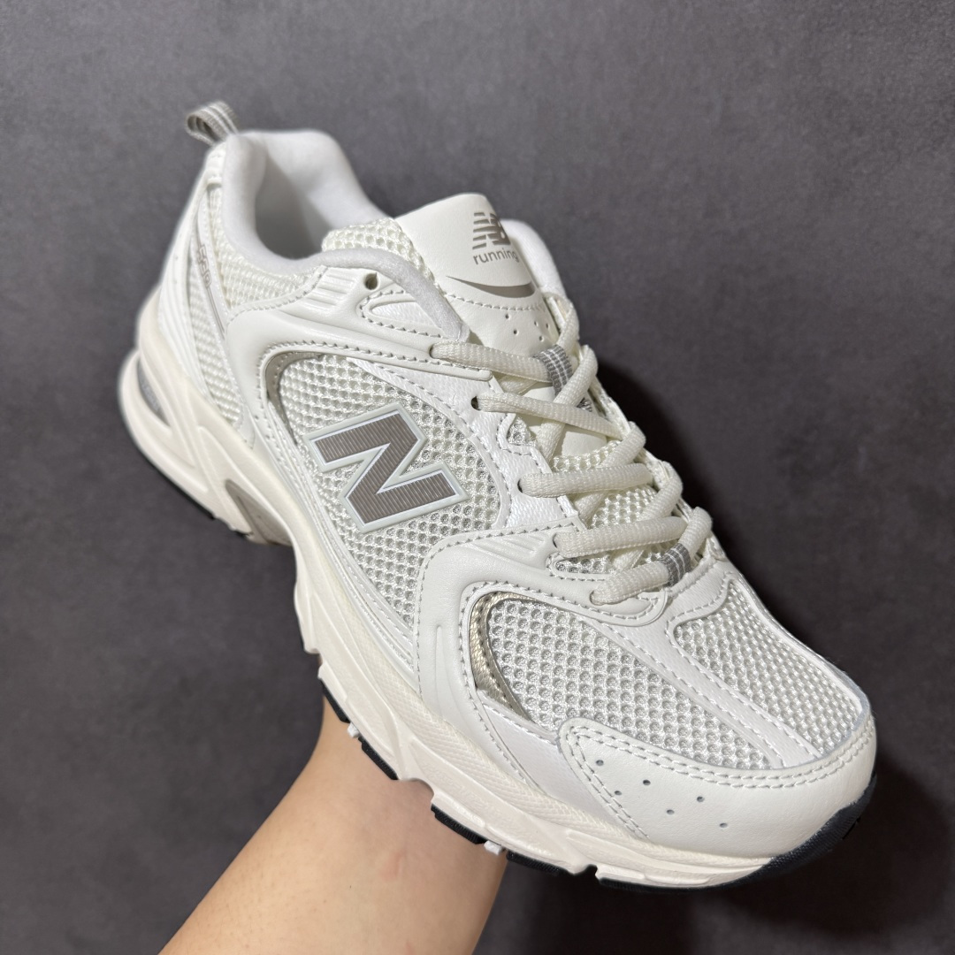 图片[3]-【公司级】New Balance NB530 新百伦复古透气跑步鞋 以皮革为主的人气轮廓 以极具复古风范的跑鞋外观呈现 设计上全鞋以简约清爽的纯白色作基底 鞋身覆盖大面积织物网眼材质 并于鞋头、鞋带孔眼片等细节处点缀对比鲜明的反光银镀层凸显 鞋舌、侧身等位置则辅以一贯的「N」字标志和品牌徽标彰显身份 最后通过搭载的 ABZORB 缓震中底完善整体造型 货号：U530CSB 尺码：36-45-选品中心
