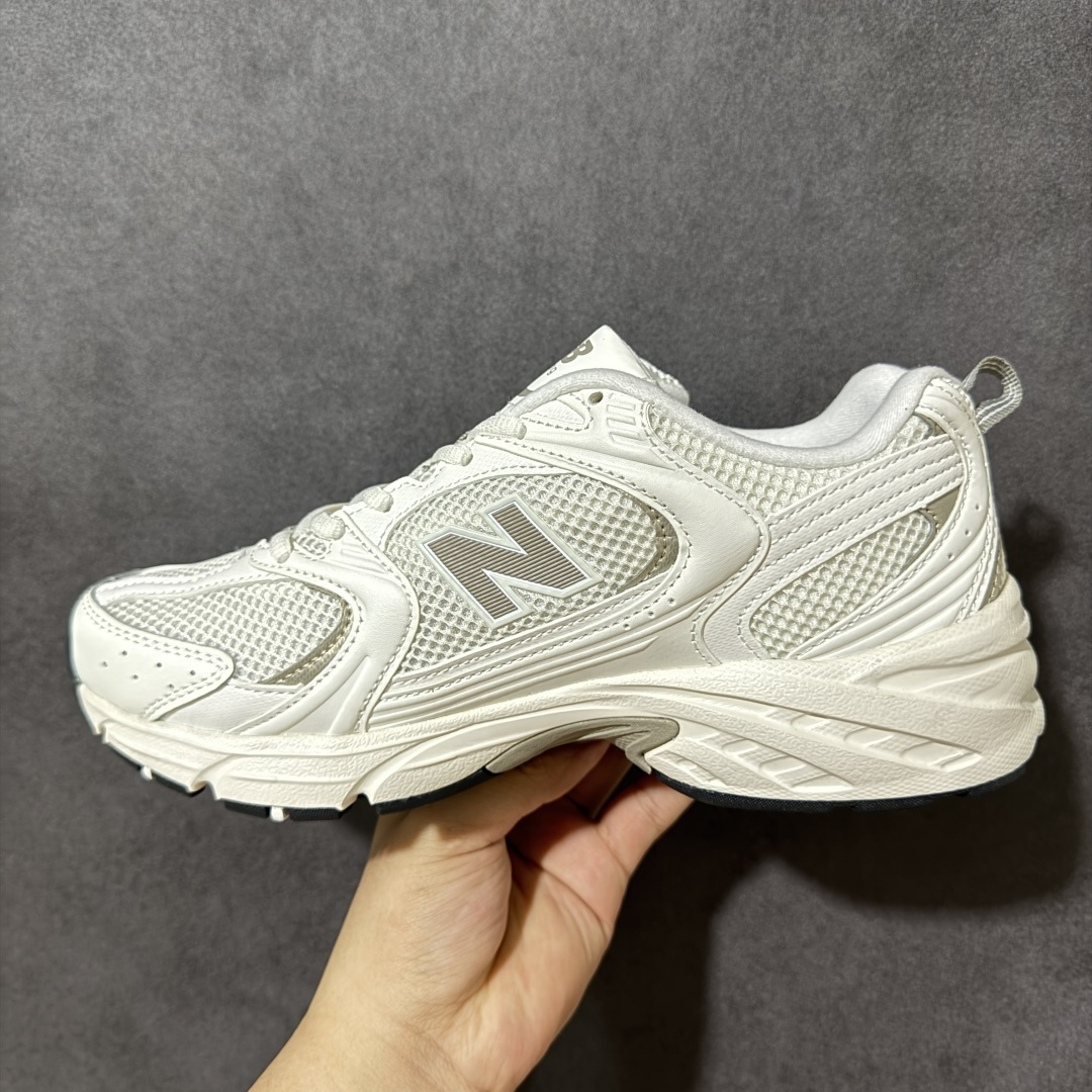 图片[2]-【公司级】New Balance NB530 新百伦复古透气跑步鞋 以皮革为主的人气轮廓 以极具复古风范的跑鞋外观呈现 设计上全鞋以简约清爽的纯白色作基底 鞋身覆盖大面积织物网眼材质 并于鞋头、鞋带孔眼片等细节处点缀对比鲜明的反光银镀层凸显 鞋舌、侧身等位置则辅以一贯的「N」字标志和品牌徽标彰显身份 最后通过搭载的 ABZORB 缓震中底完善整体造型 货号：U530CSB 尺码：36-45-选品中心