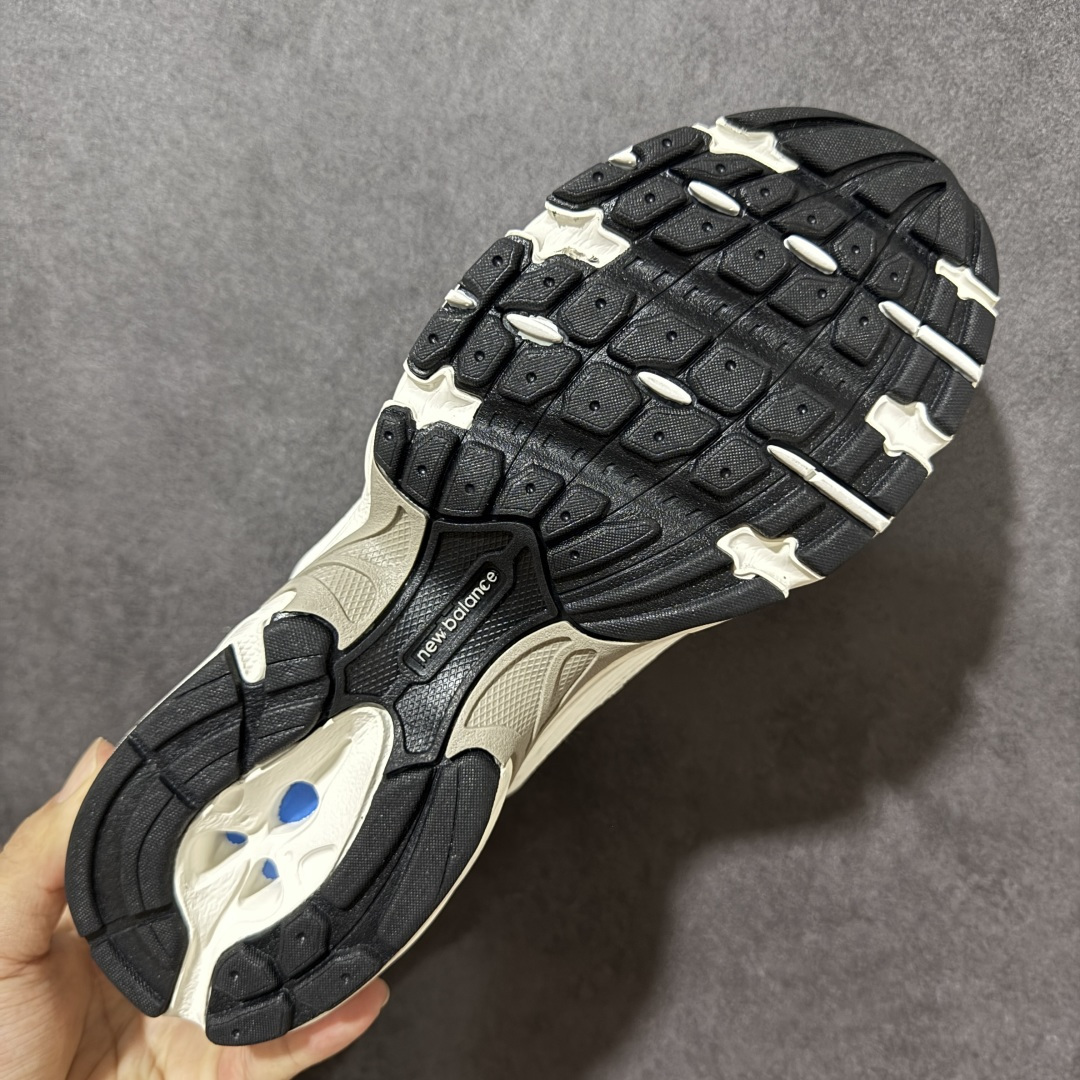 图片[9]-【公司级】New Balance NB530 新百伦复古透气跑步鞋 以皮革为主的人气轮廓 以极具复古风范的跑鞋外观呈现 设计上全鞋以简约清爽的纯白色作基底 鞋身覆盖大面积织物网眼材质 并于鞋头、鞋带孔眼片等细节处点缀对比鲜明的反光银镀层凸显 鞋舌、侧身等位置则辅以一贯的「N」字标志和品牌徽标彰显身份 最后通过搭载的 ABZORB 缓震中底完善整体造型 货号：U530CSB 尺码：36-45-选品中心