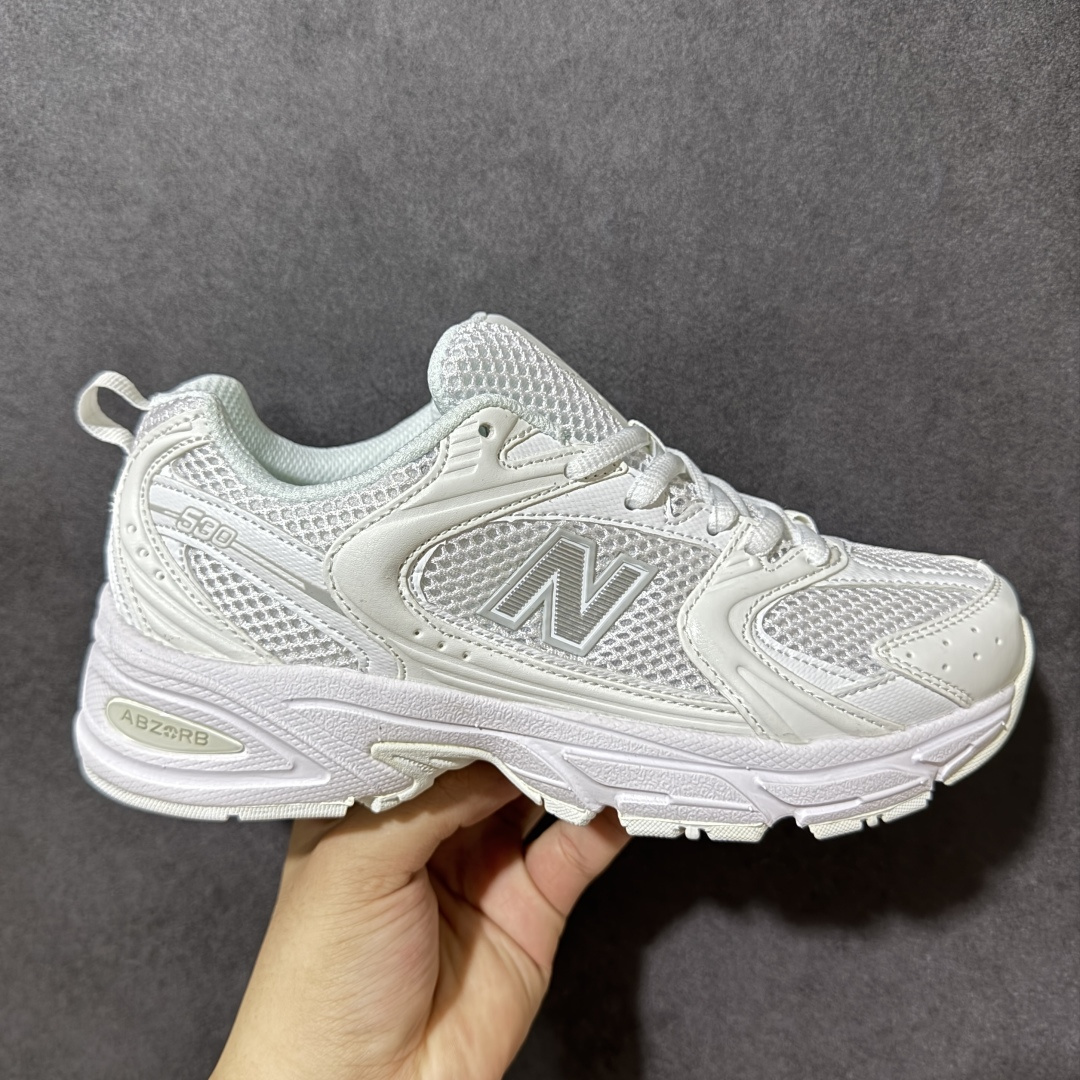 【GQ版本】Balance NB530 新百伦复古透气跑步鞋 采用多材质拼接打造，鞋面组合透气网布与质感皮革，兼顾通风性与鞋面支撑性。内置ABZORB缓震中底，脚感柔软回弹，底部配备耐磨橡胶大底，防滑耐穿，材质用料扎实，日常穿着舒适又耐用 货号：MR530FW1 尺码：36-45-选品中心
