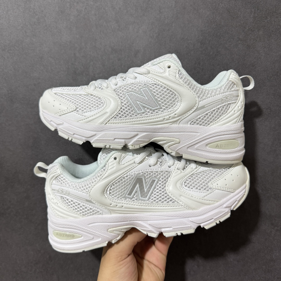 【GQ版本】Balance NB530 新百伦复古透气跑步鞋 采用多材质拼接打造，鞋面组合透气网布与质感皮革，兼顾通风性与鞋面支撑性。内置ABZORB缓震中底，脚感柔软回弹，底部配备耐磨橡胶大底，防滑耐穿，材质用料扎实，日常穿着舒适又耐用 货号：MR530FW1 尺码：36-45-选品中心