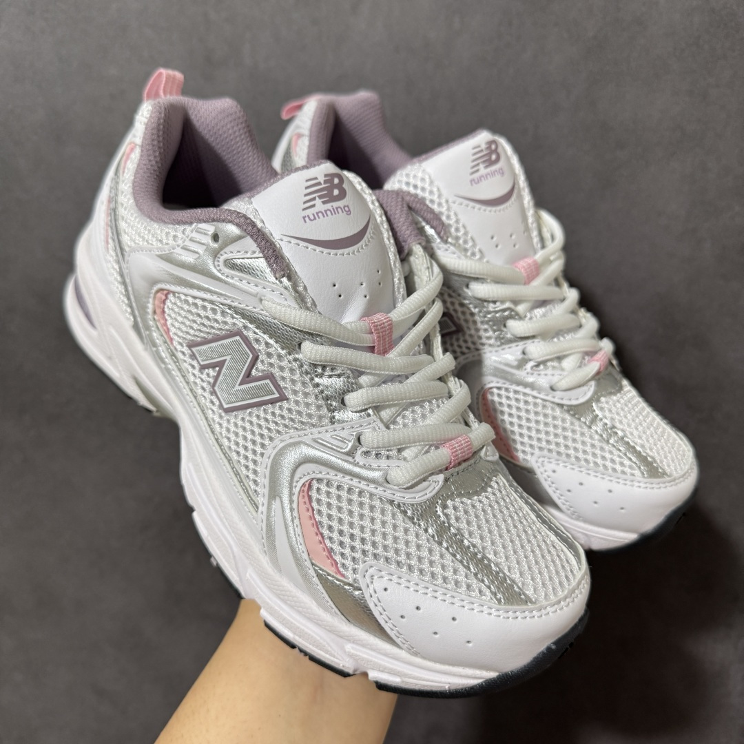 图片[3]-【GQ版本】Balance NB530 新百伦复古透气跑步鞋 采用多材质拼接打造，鞋面组合透气网布与质感皮革，兼顾通风性与鞋面支撑性。内置ABZORB缓震中底，脚感柔软回弹，底部配备耐磨橡胶大底，防滑耐穿，材质用料扎实，日常穿着舒适又耐用 货号：MR530FW1 尺码：36-45-选品中心