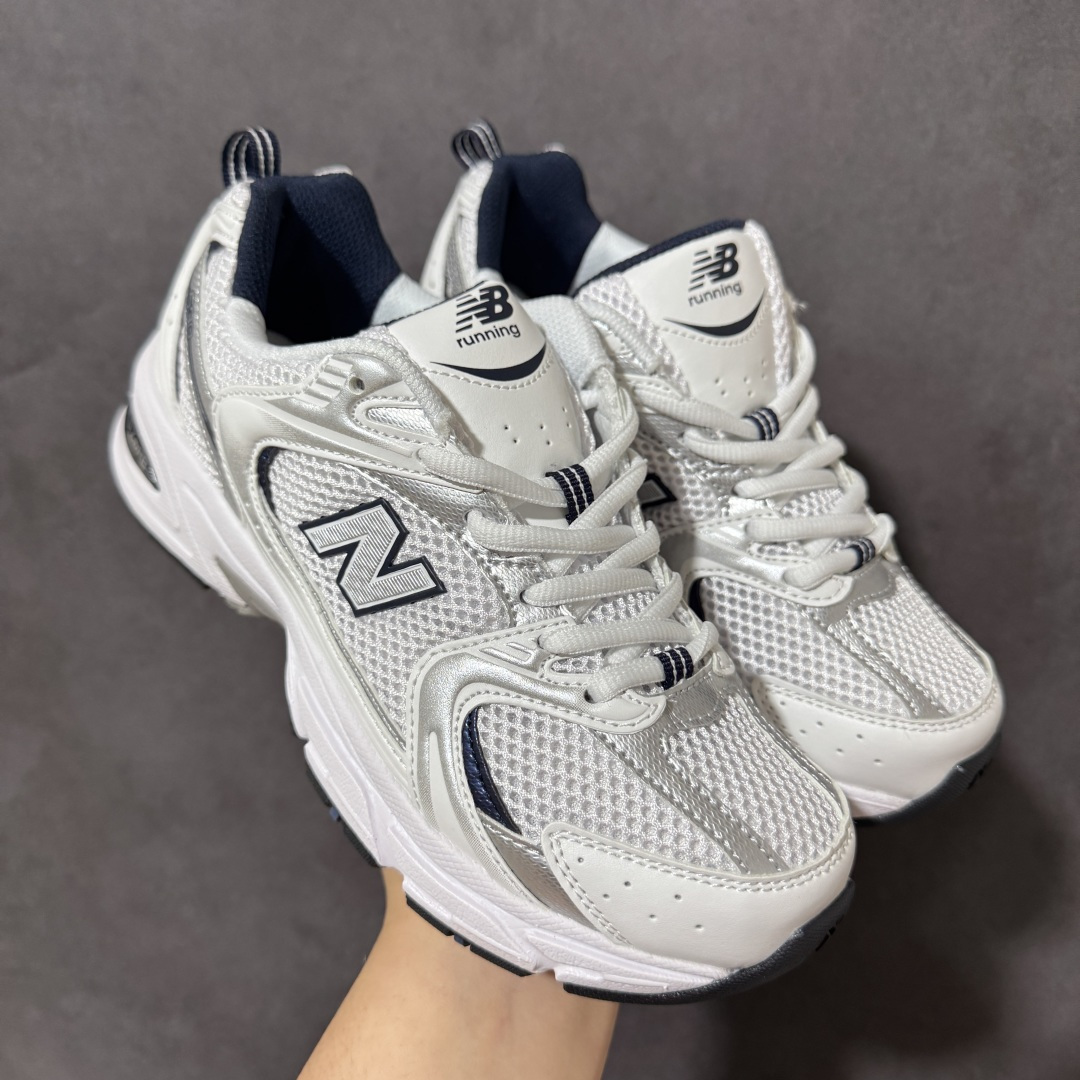 图片[7]-【GQ版本】Balance NB530 新百伦复古透气跑步鞋 采用多材质拼接打造，鞋面组合透气网布与质感皮革，兼顾通风性与鞋面支撑性。内置ABZORB缓震中底，脚感柔软回弹，底部配备耐磨橡胶大底，防滑耐穿，材质用料扎实，日常穿着舒适又耐用 货号：MR530FW1 尺码：36-45-选品中心