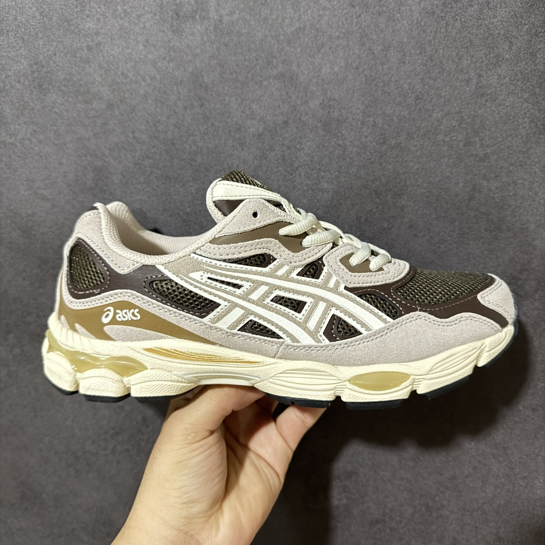 【公司级】Asics Gel-NYC 亚瑟士运动休闲透气专业跑鞋 鞋面采用反绒皮与网布拼接 透气舒适兼具休闲时尚 结合简明的配色 展现品牌的传承及引领复古流行的主题 虎爪造型的LOGO #鞋身稳定包裹系统 支撑鞋身 经典宽大鞋型配备防偏移设计提升包裹性 穿着舒适鞋面透气孔设计 提供透气性！ 货号：1203A634-200 尺码：36 37 37.5 38 39 39.5 40 40.5 41.5 42 42.5 43.5 44 45-选品中心