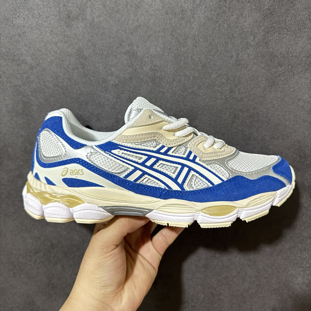【公司级】Asics Gel-NYC 亚瑟士运动休闲透气专业跑鞋 鞋面采用反绒皮与网布拼接 透气舒适兼具休闲时尚 结合简明的配色 展现品牌的传承及引领复古流行的主题 虎爪造型的LOGO #鞋身稳定包裹系统 支撑鞋身 经典宽大鞋型配备防偏移设计提升包裹性 穿着舒适鞋面透气孔设计 提供透气性！ 货号：1203A383-116 尺码：36 37 37.5 38 39 39.5 40 40.5 41.5 42 42.5 43.5 44 45-选品中心