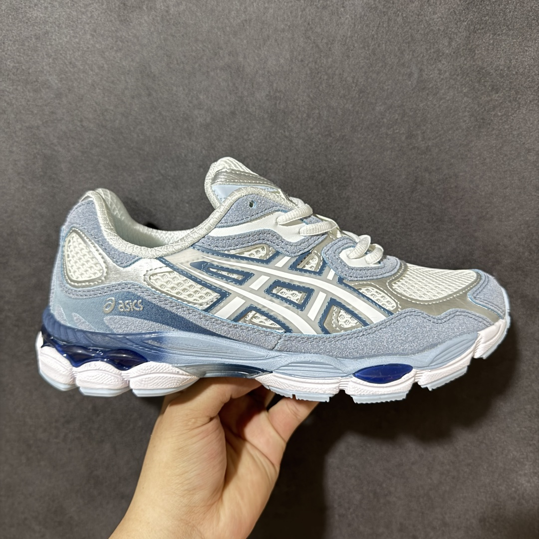 【公司级】Asics Gel-NYC 亚瑟士运动休闲透气专业跑鞋 鞋面采用反绒皮与网布拼接 透气舒适兼具休闲时尚 结合简明的配色 展现品牌的传承及引领复古流行的主题 虎爪造型的LOGO #鞋身稳定包裹系统 支撑鞋身 经典宽大鞋型配备防偏移设计提升包裹性 穿着舒适鞋面透气孔设计 提供透气性！ 货号：1203A975-100 尺码：36 37 37.5 38 39 39.5 40 40.5 41.5 42 42.5 43.5 44 45-选品中心