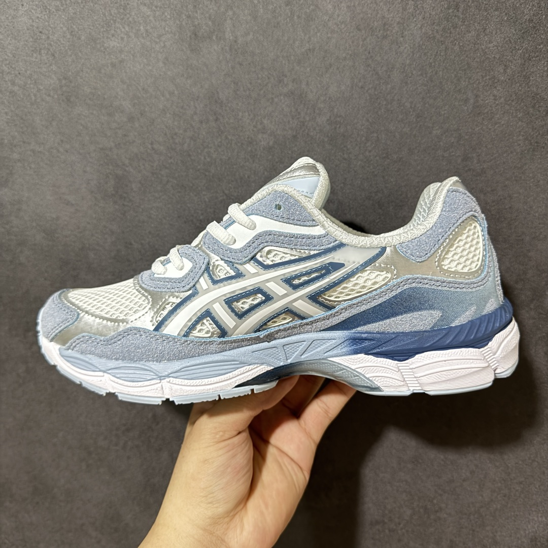 图片[2]-【公司级】Asics Gel-NYC 亚瑟士运动休闲透气专业跑鞋 鞋面采用反绒皮与网布拼接 透气舒适兼具休闲时尚 结合简明的配色 展现品牌的传承及引领复古流行的主题 虎爪造型的LOGO #鞋身稳定包裹系统 支撑鞋身 经典宽大鞋型配备防偏移设计提升包裹性 穿着舒适鞋面透气孔设计 提供透气性！ 货号：1203A975-100 尺码：36 37 37.5 38 39 39.5 40 40.5 41.5 42 42.5 43.5 44 45-选品中心