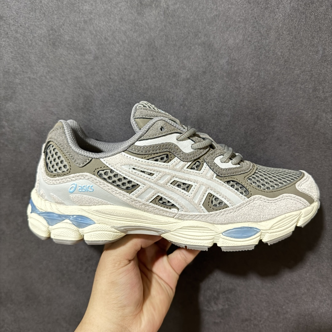 【公司级】Asics Gel-NYC 亚瑟士运动休闲透气专业跑鞋 鞋面采用反绒皮与网布拼接 透气舒适兼具休闲时尚 结合简明的配色 展现品牌的传承及引领复古流行的主题 虎爪造型的LOGO #鞋身稳定包裹系统 支撑鞋身 经典宽大鞋型配备防偏移设计提升包裹性 穿着舒适鞋面透气孔设计 提供透气性！ 货号：1203A372-020 尺码：36 37 37.5 38 39 39.5 40 40.5 41.5 42 42.5 43.5 44 45-选品中心