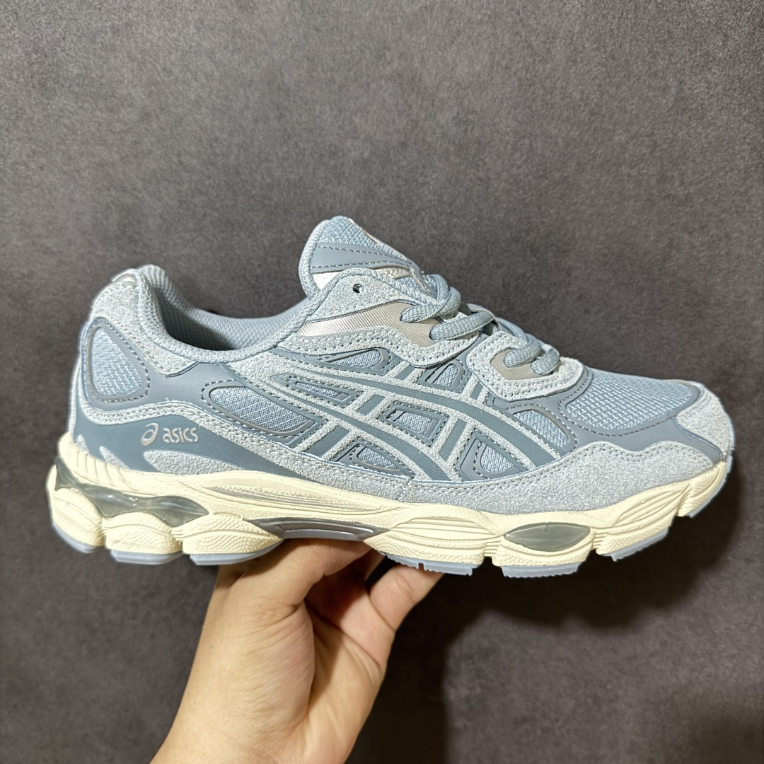 【公司级】Asics Gel-NYC 亚瑟士运动休闲透气专业跑鞋 鞋面采用反绒皮与网布拼接 透气舒适兼具休闲时尚 结合简明的配色 展现品牌的传承及引领复古流行的主题 虎爪造型的LOGO #鞋身稳定包裹系统 支撑鞋身 经典宽大鞋型配备防偏移设计提升包裹性 穿着舒适鞋面透气孔设计 提供透气性！ 货号：1203A379-400 尺码：36 37 37.5 38 39 39.5 40 40.5 41.5 42 42.5 43.5 44 45-选品中心