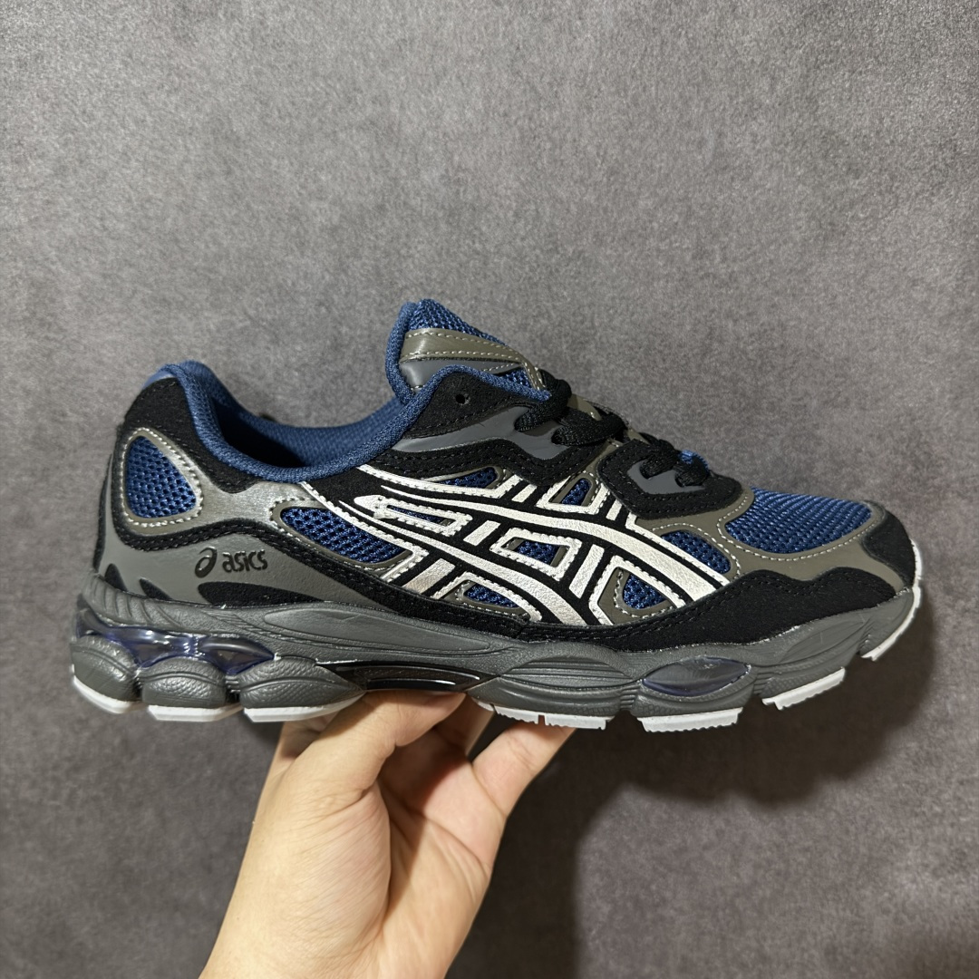 【公司级】Asics Gel-NYC 亚瑟士运动休闲透气专业跑鞋 鞋面采用反绒皮与网布拼接 透气舒适兼具休闲时尚 结合简明的配色 展现品牌的传承及引领复古流行的主题 虎爪造型的LOGO #鞋身稳定包裹系统 支撑鞋身 经典宽大鞋型配备防偏移设计提升包裹性 穿着舒适鞋面透气孔设计 提供透气性！ 货号：1203A383-404 尺码：40 40.5 41.5 42 42.5 43.5 44 45-选品中心