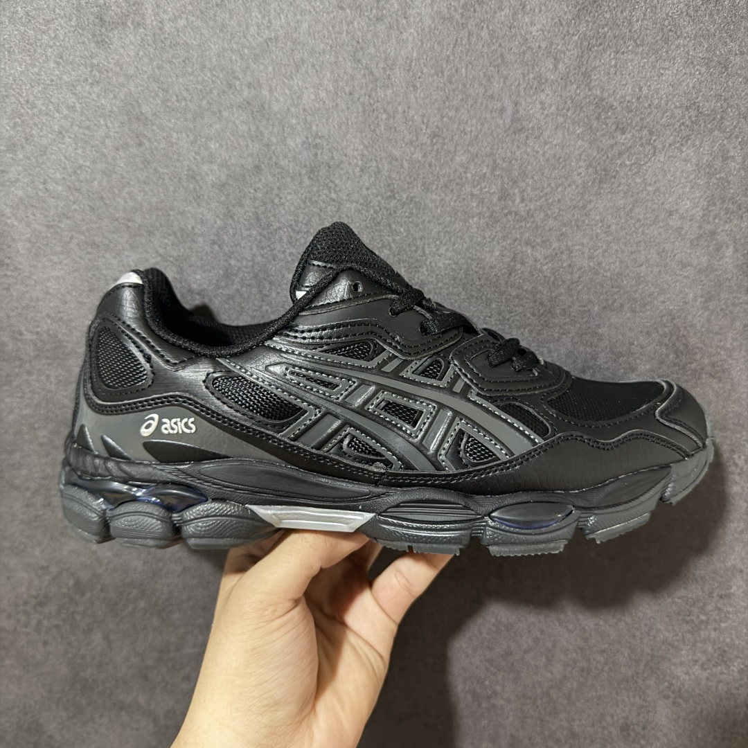 【公司级】Asics Gel-NYC 亚瑟士运动休闲透气专业跑鞋 鞋面采用反绒皮与网布拼接 透气舒适兼具休闲时尚 结合简明的配色 展现品牌的传承及引领复古流行的主题 虎爪造型的LOGO #鞋身稳定包裹系统 支撑鞋身 经典宽大鞋型配备防偏移设计提升包裹性 穿着舒适鞋面透气孔设计 提供透气性！ 货号：1203A280-003 尺码：40 40.5 41.5 42 42.5 43.5 44 45-选品中心