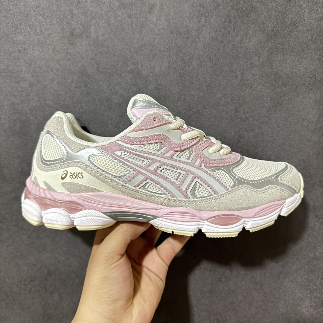【公司级】Asics Gel-NYC 亚瑟士运动休闲透气专业跑鞋 鞋面采用反绒皮与网布拼接 透气舒适兼具休闲时尚 结合简明的配色 展现品牌的传承及引领复古流行的主题 虎爪造型的LOGO #鞋身稳定包裹系统 支撑鞋身 经典宽大鞋型配备防偏移设计提升包裹性 穿着舒适鞋面透气孔设计 提供透气性！ 货号：1203A383-028 尺码：36 37 37.5 38 39 39.5 40 40.5 41.5 42 42.5 43.5 44 45-选品中心