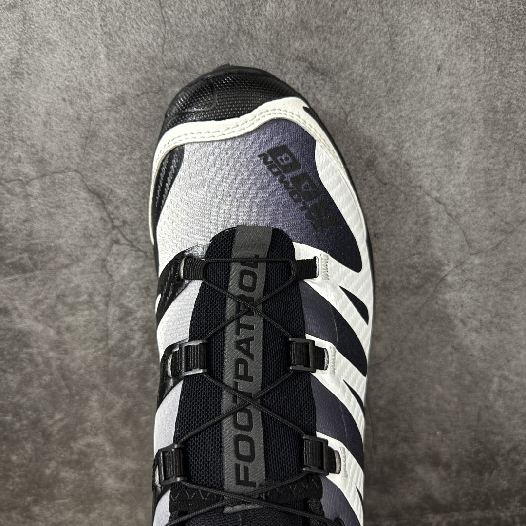 图片[5]-【GX纯原版】Salomon XT-4 OG Footpatrol 萨洛蒙系列低帮城市越野机能透气休闲运动鞋 491088 鞋舌处附有迷你网眼袋收纳鞋绳以及下方的多色 Logo 标签 接着搭载奶油色 ACS 技术中底以及金色 TPU 塑料部件提升鞋款耐用性 中底与鞋面之间饰有海蓝色条状细节有效增添鞋款层次 最后应用黑色 Contragrip Chevron 外底完成鞋款设计 这次配色颇为高调 两款配色均以绚丽的渐变设计呈现 一款以粉紫渐变主打 另一款以黄绿渐变呈现 视觉效果相当吸睛 鞋面的使用玻璃纤维覆盖物加固 并通过细绳扣系带系统进行锁定 Salomon 的品牌logo 出现在脚后跟和前掌部位 中底虽然偏薄 但非常耐用 与模压塑料ACS 框架以及致密AC2 Muscle 鞋底单元结合 能够提供出色的支撑力和缓冲性 尺码：36 36.5 37 38 38.5 39 40 40.5 41 42 42.5 43 44 44.5 45-选品中心