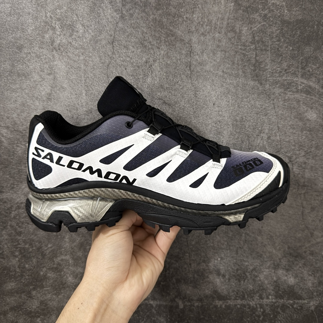 【GX纯原版】Salomon XT-4 OG Footpatrol 萨洛蒙系列低帮城市越野机能透气休闲运动鞋 491088 鞋舌处附有迷你网眼袋收纳鞋绳以及下方的多色 Logo 标签 接着搭载奶油色 ACS 技术中底以及金色 TPU 塑料部件提升鞋款耐用性 中底与鞋面之间饰有海蓝色条状细节有效增添鞋款层次 最后应用黑色 Contragrip Chevron 外底完成鞋款设计 这次配色颇为高调 两款配色均以绚丽的渐变设计呈现 一款以粉紫渐变主打 另一款以黄绿渐变呈现 视觉效果相当吸睛 鞋面的使用玻璃纤维覆盖物加固 并通过细绳扣系带系统进行锁定 Salomon 的品牌logo 出现在脚后跟和前掌部位 中底虽然偏薄 但非常耐用 与模压塑料ACS 框架以及致密AC2 Muscle 鞋底单元结合 能够提供出色的支撑力和缓冲性 尺码：36 36.5 37 38 38.5 39 40 40.5 41 42 42.5 43 44 44.5 45-选品中心