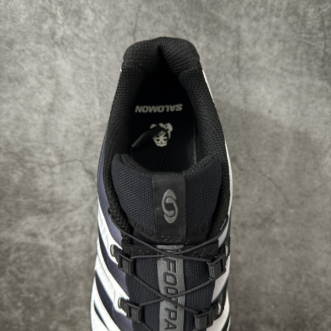 图片[8]-【GX纯原版】Salomon XT-4 OG Footpatrol 萨洛蒙系列低帮城市越野机能透气休闲运动鞋 491088 鞋舌处附有迷你网眼袋收纳鞋绳以及下方的多色 Logo 标签 接着搭载奶油色 ACS 技术中底以及金色 TPU 塑料部件提升鞋款耐用性 中底与鞋面之间饰有海蓝色条状细节有效增添鞋款层次 最后应用黑色 Contragrip Chevron 外底完成鞋款设计 这次配色颇为高调 两款配色均以绚丽的渐变设计呈现 一款以粉紫渐变主打 另一款以黄绿渐变呈现 视觉效果相当吸睛 鞋面的使用玻璃纤维覆盖物加固 并通过细绳扣系带系统进行锁定 Salomon 的品牌logo 出现在脚后跟和前掌部位 中底虽然偏薄 但非常耐用 与模压塑料ACS 框架以及致密AC2 Muscle 鞋底单元结合 能够提供出色的支撑力和缓冲性 尺码：36 36.5 37 38 38.5 39 40 40.5 41 42 42.5 43 44 44.5 45-选品中心