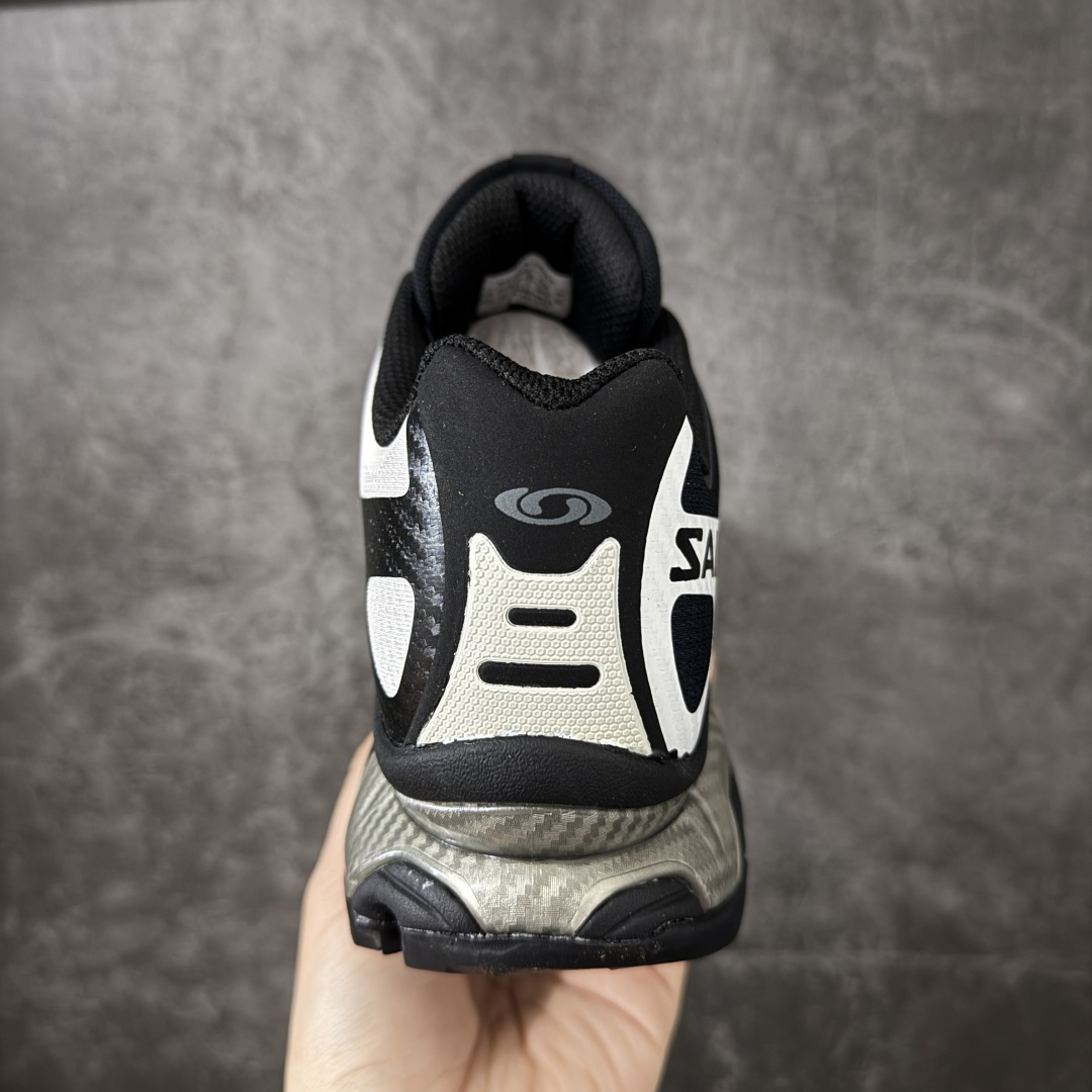 图片[4]-【GX纯原版】Salomon XT-4 OG Footpatrol 萨洛蒙系列低帮城市越野机能透气休闲运动鞋 491088 鞋舌处附有迷你网眼袋收纳鞋绳以及下方的多色 Logo 标签 接着搭载奶油色 ACS 技术中底以及金色 TPU 塑料部件提升鞋款耐用性 中底与鞋面之间饰有海蓝色条状细节有效增添鞋款层次 最后应用黑色 Contragrip Chevron 外底完成鞋款设计 这次配色颇为高调 两款配色均以绚丽的渐变设计呈现 一款以粉紫渐变主打 另一款以黄绿渐变呈现 视觉效果相当吸睛 鞋面的使用玻璃纤维覆盖物加固 并通过细绳扣系带系统进行锁定 Salomon 的品牌logo 出现在脚后跟和前掌部位 中底虽然偏薄 但非常耐用 与模压塑料ACS 框架以及致密AC2 Muscle 鞋底单元结合 能够提供出色的支撑力和缓冲性 尺码：36 36.5 37 38 38.5 39 40 40.5 41 42 42.5 43 44 44.5 45-选品中心