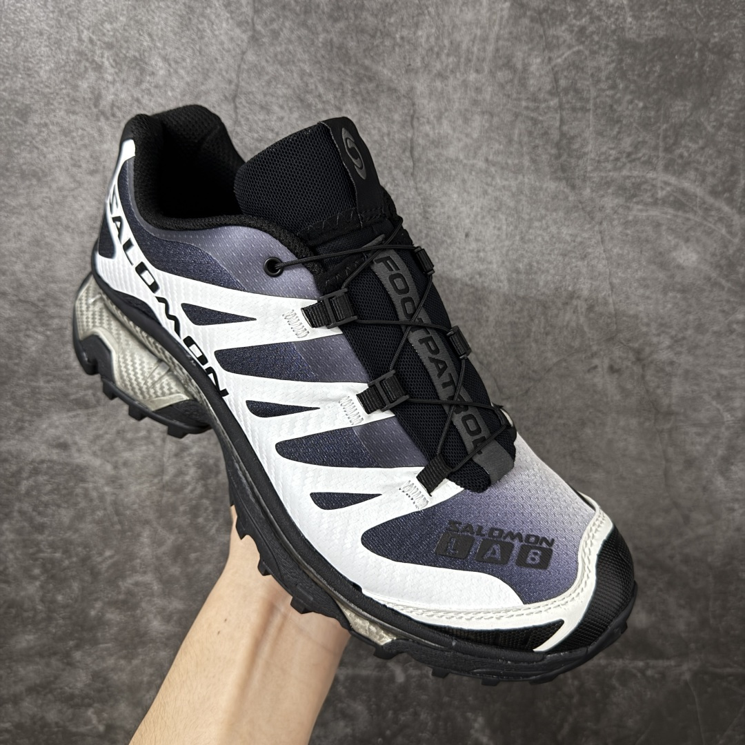 图片[3]-【GX纯原版】Salomon XT-4 OG Footpatrol 萨洛蒙系列低帮城市越野机能透气休闲运动鞋 491088 鞋舌处附有迷你网眼袋收纳鞋绳以及下方的多色 Logo 标签 接着搭载奶油色 ACS 技术中底以及金色 TPU 塑料部件提升鞋款耐用性 中底与鞋面之间饰有海蓝色条状细节有效增添鞋款层次 最后应用黑色 Contragrip Chevron 外底完成鞋款设计 这次配色颇为高调 两款配色均以绚丽的渐变设计呈现 一款以粉紫渐变主打 另一款以黄绿渐变呈现 视觉效果相当吸睛 鞋面的使用玻璃纤维覆盖物加固 并通过细绳扣系带系统进行锁定 Salomon 的品牌logo 出现在脚后跟和前掌部位 中底虽然偏薄 但非常耐用 与模压塑料ACS 框架以及致密AC2 Muscle 鞋底单元结合 能够提供出色的支撑力和缓冲性 尺码：36 36.5 37 38 38.5 39 40 40.5 41 42 42.5 43 44 44.5 45-选品中心
