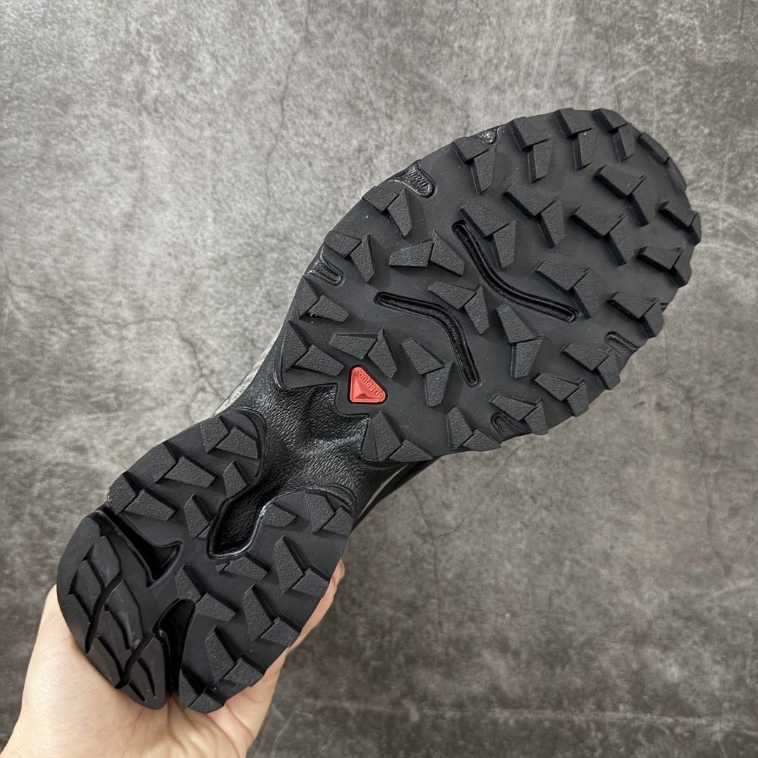 图片[9]-【GX纯原版】Salomon XT-4 OG Footpatrol 萨洛蒙系列低帮城市越野机能透气休闲运动鞋 491088 鞋舌处附有迷你网眼袋收纳鞋绳以及下方的多色 Logo 标签 接着搭载奶油色 ACS 技术中底以及金色 TPU 塑料部件提升鞋款耐用性 中底与鞋面之间饰有海蓝色条状细节有效增添鞋款层次 最后应用黑色 Contragrip Chevron 外底完成鞋款设计 这次配色颇为高调 两款配色均以绚丽的渐变设计呈现 一款以粉紫渐变主打 另一款以黄绿渐变呈现 视觉效果相当吸睛 鞋面的使用玻璃纤维覆盖物加固 并通过细绳扣系带系统进行锁定 Salomon 的品牌logo 出现在脚后跟和前掌部位 中底虽然偏薄 但非常耐用 与模压塑料ACS 框架以及致密AC2 Muscle 鞋底单元结合 能够提供出色的支撑力和缓冲性 尺码：36 36.5 37 38 38.5 39 40 40.5 41 42 42.5 43 44 44.5 45-选品中心