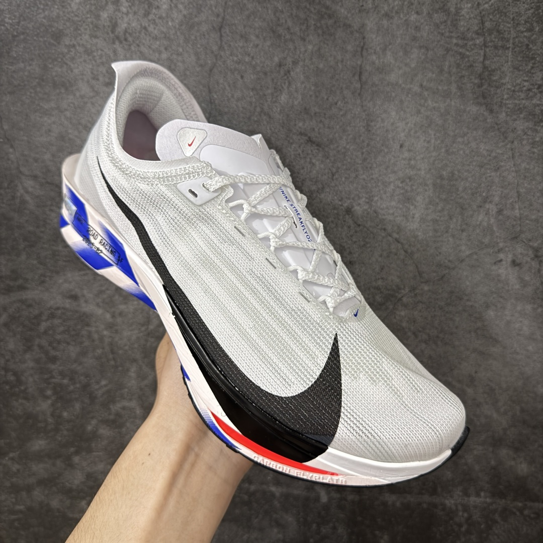 图片[3]-【碳科技纯原】耐克Nike ZoomX Streakfly 2 疾驰者2代系列低帮竞速轻质缓震透气休闲运动跑步鞋“ 市场顶级版本 跑鞋第一梯队 专业跑鞋‼️ 原标原盒 全掌真碳版 真Zoom X气垫 超薄针织鞋面 柔软缓震，nike Streakfly 2是一款专为短距离竞速设计的高性能跑鞋。日常穿着也是非常舒适，单只42码仅重126克，比前代减轻40克，接近田径钉鞋的轻盈感，适合追求速度的跑者。搭载全掌Flyplate碳纤维板，提供强劲推进力，配合ZoomX泡棉中底，能量回馈出色，滚动感顺滑。外底采用轻薄橡胶材质，抓地力出色，湿滑路面也能稳定发挥。工程精制网眼鞋面，透气性极佳，贴合脚部轮廓，减少闷热感。ZoomX泡棉中底兼顾缓震与回弹，适合短距离快速奔跑。Nike Streakfly 2是为追求速度的精英跑者或短距离竞速爱好者设计的高性能跑鞋，其轻盈、响应迅速的特点使其成为短距离比赛和训练的理想选择 货号： IO8268-100 尺码： 36 36.5 37.5 38 38.5 39 40 40.5 41 42 42.5 43 44 45 46-选品中心