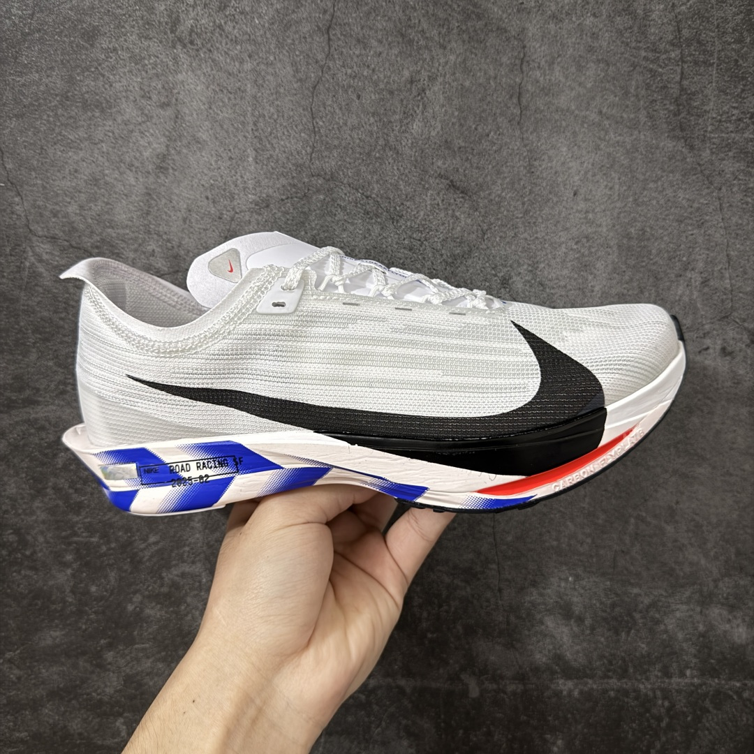 【碳科技纯原】耐克Nike ZoomX Streakfly 2 疾驰者2代系列低帮竞速轻质缓震透气休闲运动跑步鞋“ 市场顶级版本 跑鞋第一梯队 专业跑鞋‼️ 原标原盒 全掌真碳版 真Zoom X气垫 超薄针织鞋面 柔软缓震，nike Streakfly 2是一款专为短距离竞速设计的高性能跑鞋。日常穿着也是非常舒适，单只42码仅重126克，比前代减轻40克，接近田径钉鞋的轻盈感，适合追求速度的跑者。搭载全掌Flyplate碳纤维板，提供强劲推进力，配合ZoomX泡棉中底，能量回馈出色，滚动感顺滑。外底采用轻薄橡胶材质，抓地力出色，湿滑路面也能稳定发挥。工程精制网眼鞋面，透气性极佳，贴合脚部轮廓，减少闷热感。ZoomX泡棉中底兼顾缓震与回弹，适合短距离快速奔跑。Nike Streakfly 2是为追求速度的精英跑者或短距离竞速爱好者设计的高性能跑鞋，其轻盈、响应迅速的特点使其成为短距离比赛和训练的理想选择 货号： IO8268-100 尺码： 36 36.5 37.5 38 38.5 39 40 40.5 41 42 42.5 43 44 45 46-选品中心
