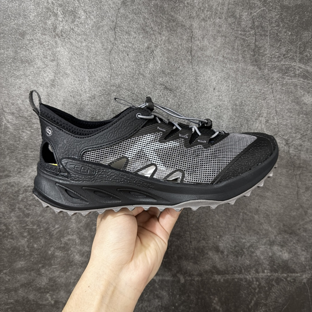 【公司级】KEEN ZIONIC ADV 科恩户外机能凉鞋 2026新款 全地形健行鞋 鞋款结合了溯溪鞋的透气镂空结构和徒步鞋的稳定支撑，是 KEEN 专为轻量户外、日常通勤打造的全能款。鞋面采用耐磨编织网布 + 侧后镂空设计，夏天穿超透气，同时鞋头做了防撞橡胶加固，户外也不怕磕碰。中底搭载轻量 KATALYZE 科技泡沫，回弹和缓震都很出色；外底是带 4mm 多向鞋钉的防滑纹路，湿滑路面也能稳稳抓住，溯溪、徒步都能用。 尺码：36 36.5 37 38 38.5 39 40 40.5 41 42 42.5 43 44 45 46-选品中心
