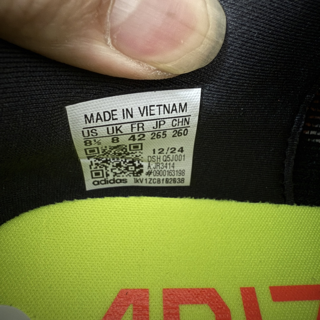 图片[7]-【XE版本】Adidas Adizero EVO SL 马拉松竞速专业跑鞋 市场最强版出货 原材料 内置碳板 原厂网纱潮流 超临界发泡大底 脚感软弹度与原版几乎无差别 细节目前市场最接近原版品质 外贸专供 最大做到48码 此款针织网面非常轻薄 纤维间的缝隙很大 可以保证跑步时的透气、排汗效果 鞋舌直接与两侧的内衬和鞋底连接在一起 在跑步过程中不会被鞋舌的左右移动所困扰 在标准鞋带孔的基础上再拓宽一组鞋带孔 适合不同脚型的需求 突破性 EnergyRods 技术，有助于跑者实现更好的成绩 中底独特的LIGHTSTRIKE PRO泡棉材质 微弹感觉在跑步过程中给予了良好的支撑体验 对于顶级精英和高水平进阶跑者来说 ADIOS PRO是一双值得信赖的竞速比赛用鞋 货号：JR3414 尺码：36-48-选品中心