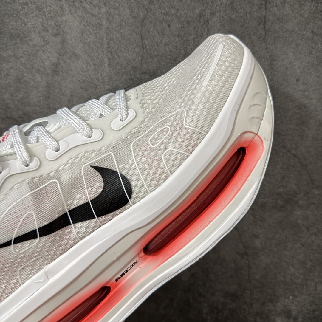 图片[6]-【XE纯原】NIKE VOMERO PREMIUM 全掌气垫缓震网面运动跑鞋 市场最强 没有之一 纯原生产线出品 原版开发 全部原材料 细节一比一打造 完美还原zp脚感 正确前后分离式两片纤维柱气垫 上下包裹超软弹泡棉 正确组合大底 区别市场通货 版型完美 鞋面材料同步原版1：1 全部原版开发校对 欢迎对比💪🏻 Nike 运用 Air技术专利，推出 Nike Pegasus Premium，沿用经典 Pegasus 系列产品深受跑者喜爱的缓震功能，并配置 Nike 首款可见式塑形 Air Zoom 气垫。 全掌可见的AirZoom首次在Pegasus系列中出现，模仿了Vaporfly的碳板曲线，增强了跑步时的流畅过渡。 货号：HQ2050-103 尺码：39-46（半）-选品中心