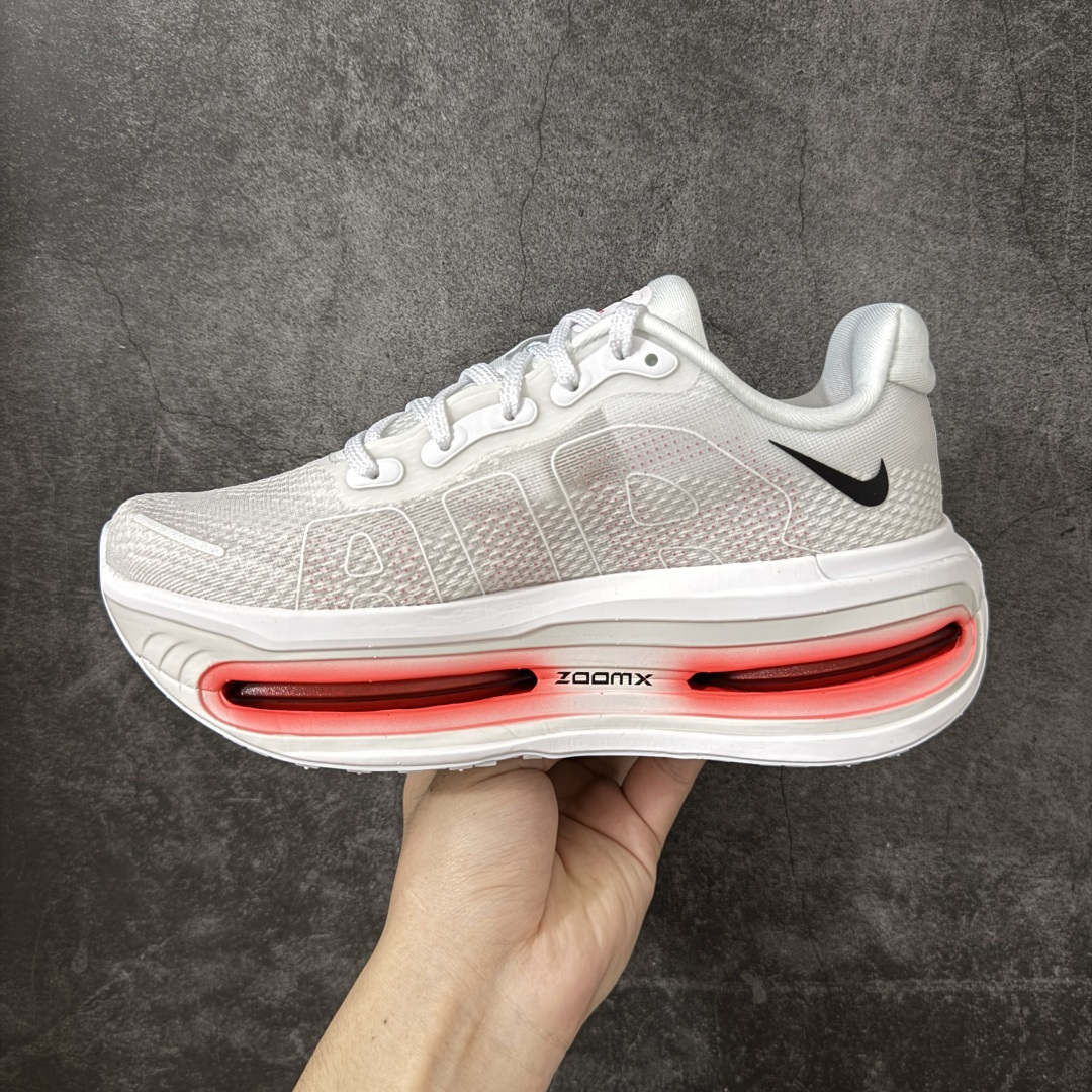 图片[2]-【XE纯原】NIKE VOMERO PREMIUM 全掌气垫缓震网面运动跑鞋 市场最强 没有之一 纯原生产线出品 原版开发 全部原材料 细节一比一打造 完美还原zp脚感 正确前后分离式两片纤维柱气垫 上下包裹超软弹泡棉 正确组合大底 区别市场通货 版型完美 鞋面材料同步原版1：1 全部原版开发校对 欢迎对比💪🏻 Nike 运用 Air技术专利，推出 Nike Pegasus Premium，沿用经典 Pegasus 系列产品深受跑者喜爱的缓震功能，并配置 Nike 首款可见式塑形 Air Zoom 气垫。 全掌可见的AirZoom首次在Pegasus系列中出现，模仿了Vaporfly的碳板曲线，增强了跑步时的流畅过渡。 货号：HQ2050-103 尺码：39-46（半）-选品中心