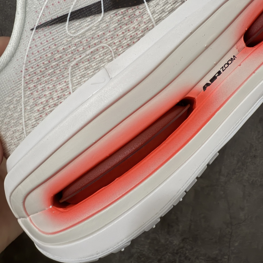 图片[3]-【XE纯原】NIKE VOMERO PREMIUM 全掌气垫缓震网面运动跑鞋 市场最强 没有之一 纯原生产线出品 原版开发 全部原材料 细节一比一打造 完美还原zp脚感 正确前后分离式两片纤维柱气垫 上下包裹超软弹泡棉 正确组合大底 区别市场通货 版型完美 鞋面材料同步原版1：1 全部原版开发校对 欢迎对比💪🏻 Nike 运用 Air技术专利，推出 Nike Pegasus Premium，沿用经典 Pegasus 系列产品深受跑者喜爱的缓震功能，并配置 Nike 首款可见式塑形 Air Zoom 气垫。 全掌可见的AirZoom首次在Pegasus系列中出现，模仿了Vaporfly的碳板曲线，增强了跑步时的流畅过渡。 货号：HQ2050-103 尺码：39-46（半）-选品中心