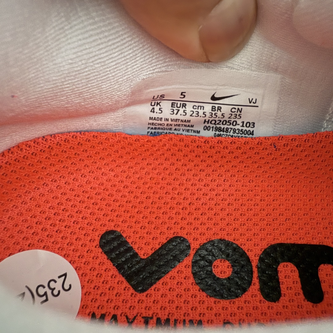 图片[9]-【XE纯原】NIKE VOMERO PREMIUM 全掌气垫缓震网面运动跑鞋 市场最强 没有之一 纯原生产线出品 原版开发 全部原材料 细节一比一打造 完美还原zp脚感 正确前后分离式两片纤维柱气垫 上下包裹超软弹泡棉 正确组合大底 区别市场通货 版型完美 鞋面材料同步原版1：1 全部原版开发校对 欢迎对比💪🏻 Nike 运用 Air技术专利，推出 Nike Pegasus Premium，沿用经典 Pegasus 系列产品深受跑者喜爱的缓震功能，并配置 Nike 首款可见式塑形 Air Zoom 气垫。 全掌可见的AirZoom首次在Pegasus系列中出现，模仿了Vaporfly的碳板曲线，增强了跑步时的流畅过渡。 货号：HQ2050-103 尺码：39-46（半）-选品中心
