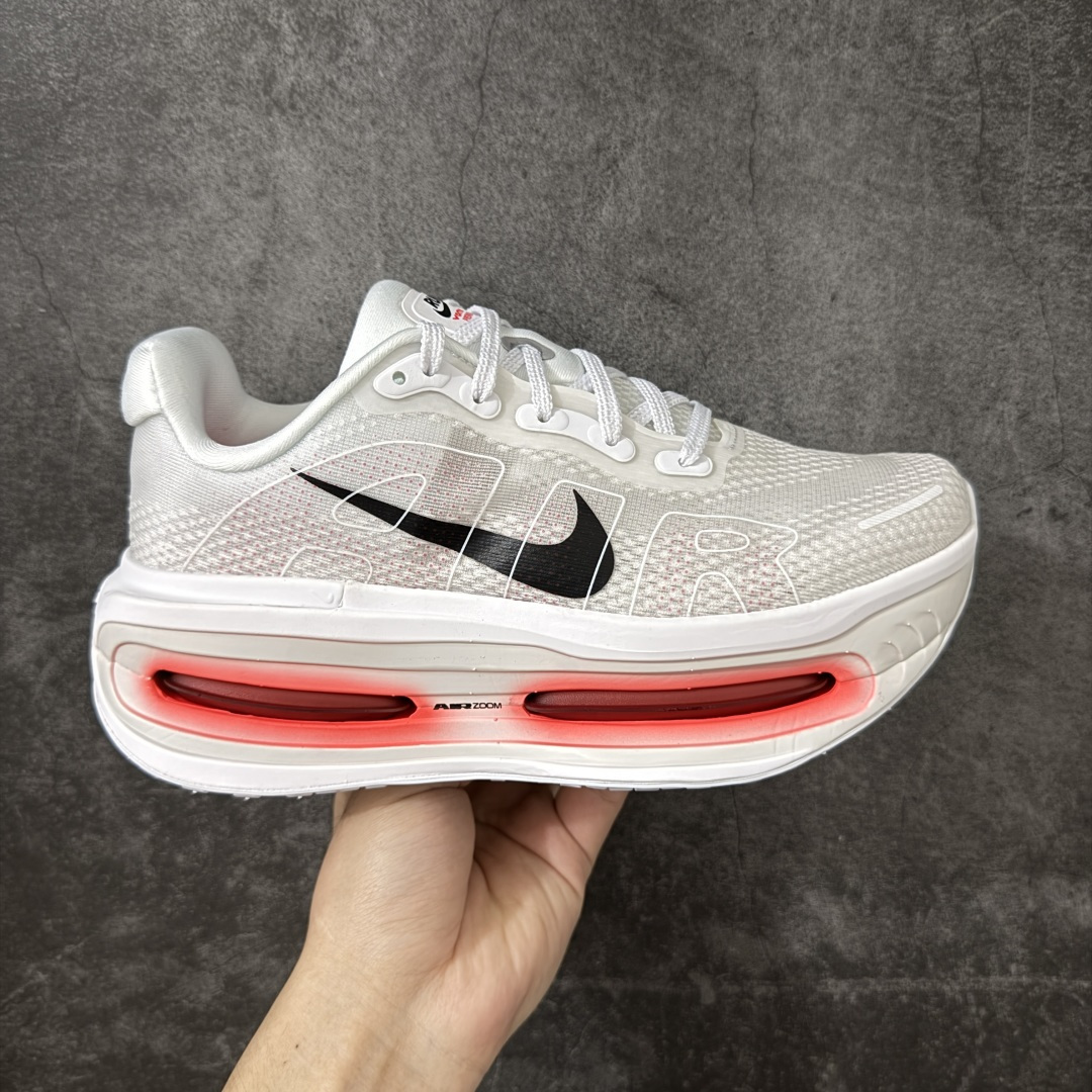 【XE纯原】NIKE VOMERO PREMIUM 全掌气垫缓震网面运动跑鞋 市场最强 没有之一 纯原生产线出品 原版开发 全部原材料 细节一比一打造 完美还原zp脚感 正确前后分离式两片纤维柱气垫 上下包裹超软弹泡棉 正确组合大底 区别市场通货 版型完美 鞋面材料同步原版1：1 全部原版开发校对 欢迎对比💪🏻 Nike 运用 Air技术专利，推出 Nike Pegasus Premium，沿用经典 Pegasus 系列产品深受跑者喜爱的缓震功能，并配置 Nike 首款可见式塑形 Air Zoom 气垫。 全掌可见的AirZoom首次在Pegasus系列中出现，模仿了Vaporfly的碳板曲线，增强了跑步时的流畅过渡。 货号：HQ2050-103 尺码：39-46（半）-选品中心