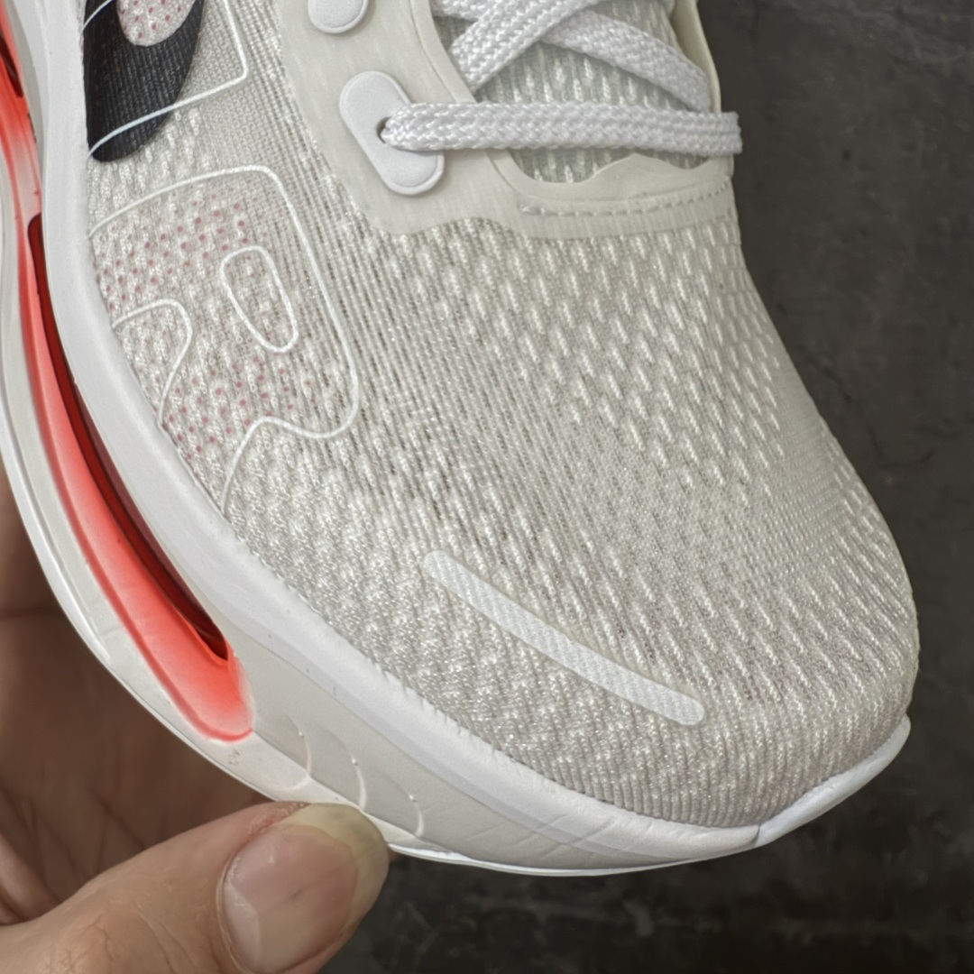 图片[5]-【XE纯原】NIKE VOMERO PREMIUM 全掌气垫缓震网面运动跑鞋 市场最强 没有之一 纯原生产线出品 原版开发 全部原材料 细节一比一打造 完美还原zp脚感 正确前后分离式两片纤维柱气垫 上下包裹超软弹泡棉 正确组合大底 区别市场通货 版型完美 鞋面材料同步原版1：1 全部原版开发校对 欢迎对比💪🏻 Nike 运用 Air技术专利，推出 Nike Pegasus Premium，沿用经典 Pegasus 系列产品深受跑者喜爱的缓震功能，并配置 Nike 首款可见式塑形 Air Zoom 气垫。 全掌可见的AirZoom首次在Pegasus系列中出现，模仿了Vaporfly的碳板曲线，增强了跑步时的流畅过渡。 货号：HQ2050-103 尺码：39-46（半）-选品中心