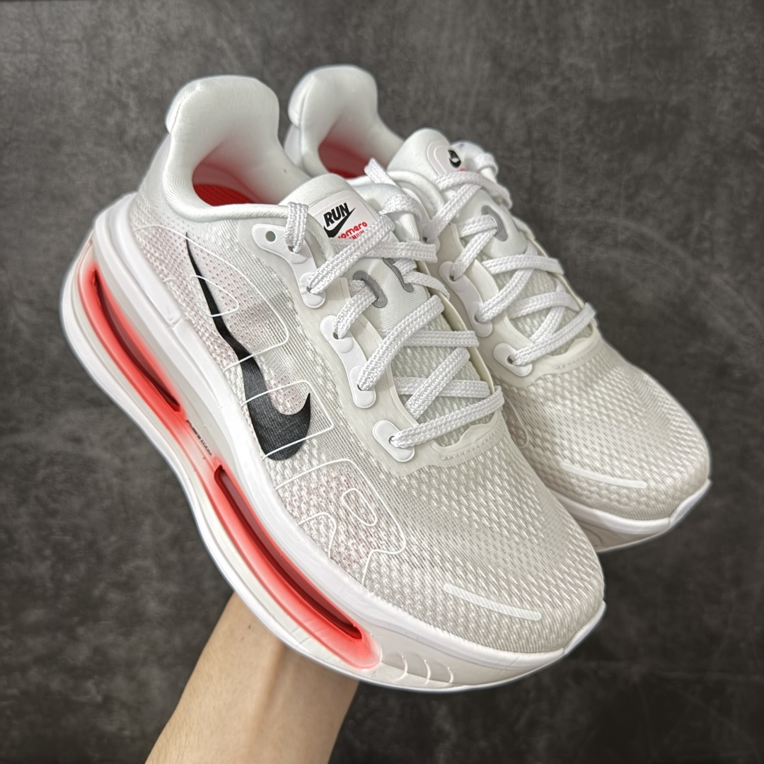 【XE纯原】NIKE VOMERO PREMIUM 全掌气垫缓震网面运动跑鞋 市场最强 没有之一 纯原生产线出品 原版开发 全部原材料 细节一比一打造 完美还原zp脚感 正确前后分离式两片纤维柱气垫 上下包裹超软弹泡棉 正确组合大底 区别市场通货 版型完美 鞋面材料同步原版1：1 全部原版开发校对 欢迎对比💪🏻 Nike 运用 Air技术专利，推出 Nike Pegasus Premium，沿用经典 Pegasus 系列产品深受跑者喜爱的缓震功能，并配置 Nike 首款可见式塑形 Air Zoom 气垫。 全掌可见的AirZoom首次在Pegasus系列中出现，模仿了Vaporfly的碳板曲线，增强了跑步时的流畅过渡。 货号：HQ2050-103 尺码：39-46（半）-选品中心
