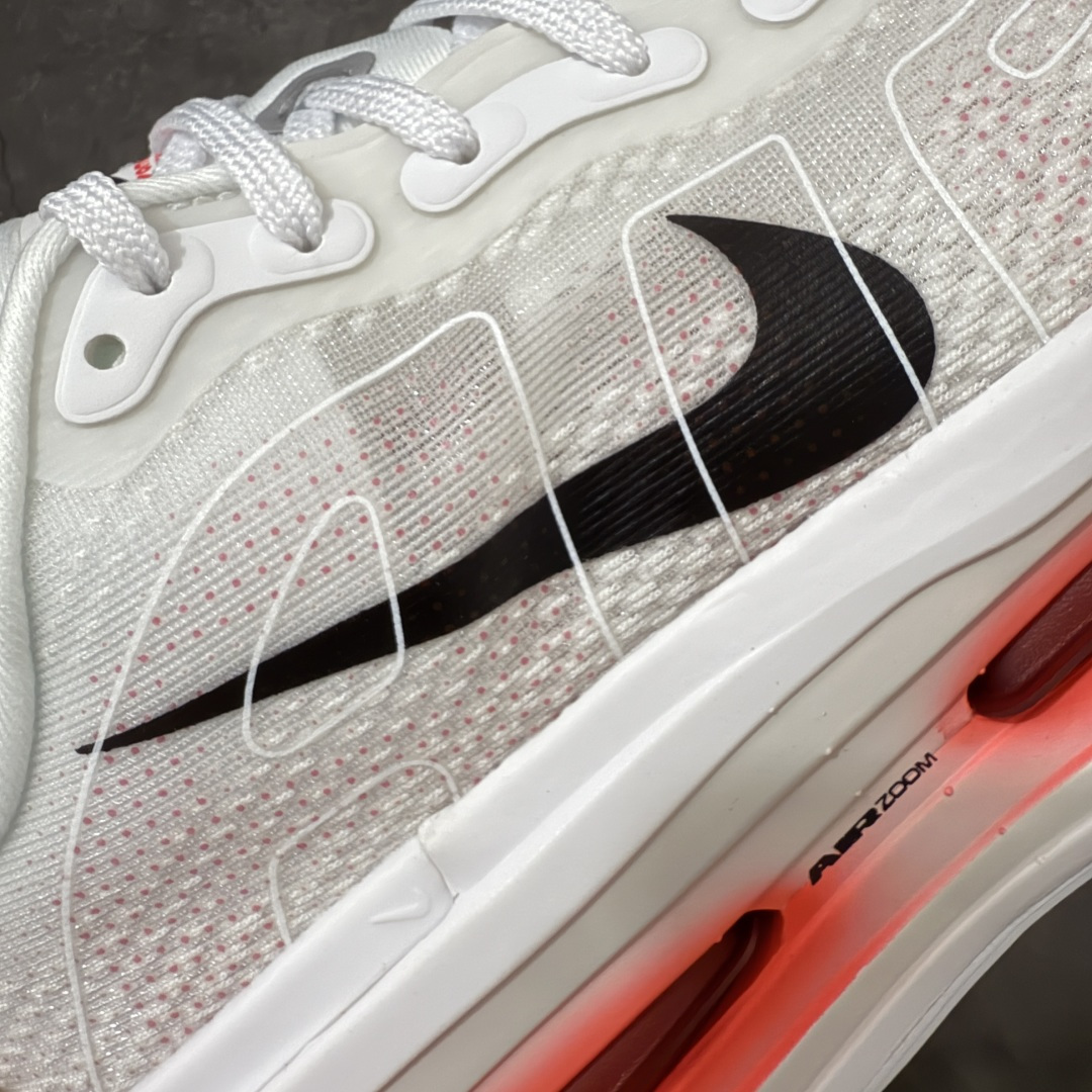 图片[4]-【XE纯原】NIKE VOMERO PREMIUM 全掌气垫缓震网面运动跑鞋 市场最强 没有之一 纯原生产线出品 原版开发 全部原材料 细节一比一打造 完美还原zp脚感 正确前后分离式两片纤维柱气垫 上下包裹超软弹泡棉 正确组合大底 区别市场通货 版型完美 鞋面材料同步原版1：1 全部原版开发校对 欢迎对比💪🏻 Nike 运用 Air技术专利，推出 Nike Pegasus Premium，沿用经典 Pegasus 系列产品深受跑者喜爱的缓震功能，并配置 Nike 首款可见式塑形 Air Zoom 气垫。 全掌可见的AirZoom首次在Pegasus系列中出现，模仿了Vaporfly的碳板曲线，增强了跑步时的流畅过渡。 货号：HQ2050-103 尺码：39-46（半）-选品中心