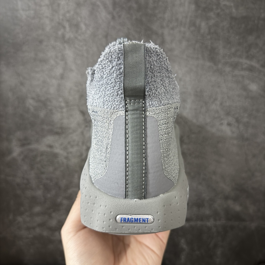 图片[4]-【渠道版】Fragment Design x NK Mind 002 藤原浩联名 足底按摩舒适运动休闲训练鞋 黑蓝 IQ8504-001 全套原厂楦头原纸板数据档案 历时四个月倾力打造 原厂0937机台Flyknit飞织工艺 鞋面针织密度弹性完美同步原鞋 工艺同步公司 原厂压底模 加固按摩单元 防止颗粒松动 原装TUP鞋扣 亮黑后跟条 白色字体采用工业级丝网印刷（丝印）工艺 字体边缘锐利清晰 笔画粗细均匀 没有毛边或晕染 依旧延续Mind系列的标志性外观 采用黑色Flyknit鞋面 并用到拼接结构和外露缝线强调设计感 鞋底依旧配备22个皇家蓝独立泡棉按摩球 鞋底的FRAGMENT经典标语也同样保留其中 还在鞋舌加入了一块印有闪电章的特殊提环 来进一步表明联名身份 正常尺码 尺码：36 36.5 37.5 38 38.5 39 40 40.5 41 42 42.5 43 44 44.5 45 46.5 47.5-选品中心