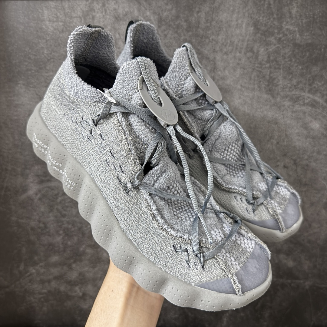 【渠道版】Fragment Design x NK Mind 002 藤原浩联名 足底按摩舒适运动休闲训练鞋 黑蓝 IQ8504-001 全套原厂楦头原纸板数据档案 历时四个月倾力打造 原厂0937机台Flyknit飞织工艺 鞋面针织密度弹性完美同步原鞋 工艺同步公司 原厂压底模 加固按摩单元 防止颗粒松动 原装TUP鞋扣 亮黑后跟条 白色字体采用工业级丝网印刷（丝印）工艺 字体边缘锐利清晰 笔画粗细均匀 没有毛边或晕染 依旧延续Mind系列的标志性外观 采用黑色Flyknit鞋面 并用到拼接结构和外露缝线强调设计感 鞋底依旧配备22个皇家蓝独立泡棉按摩球 鞋底的FRAGMENT经典标语也同样保留其中 还在鞋舌加入了一块印有闪电章的特殊提环 来进一步表明联名身份 正常尺码 尺码：36 36.5 37.5 38 38.5 39 40 40.5 41 42 42.5 43 44 44.5 45 46.5 47.5-选品中心