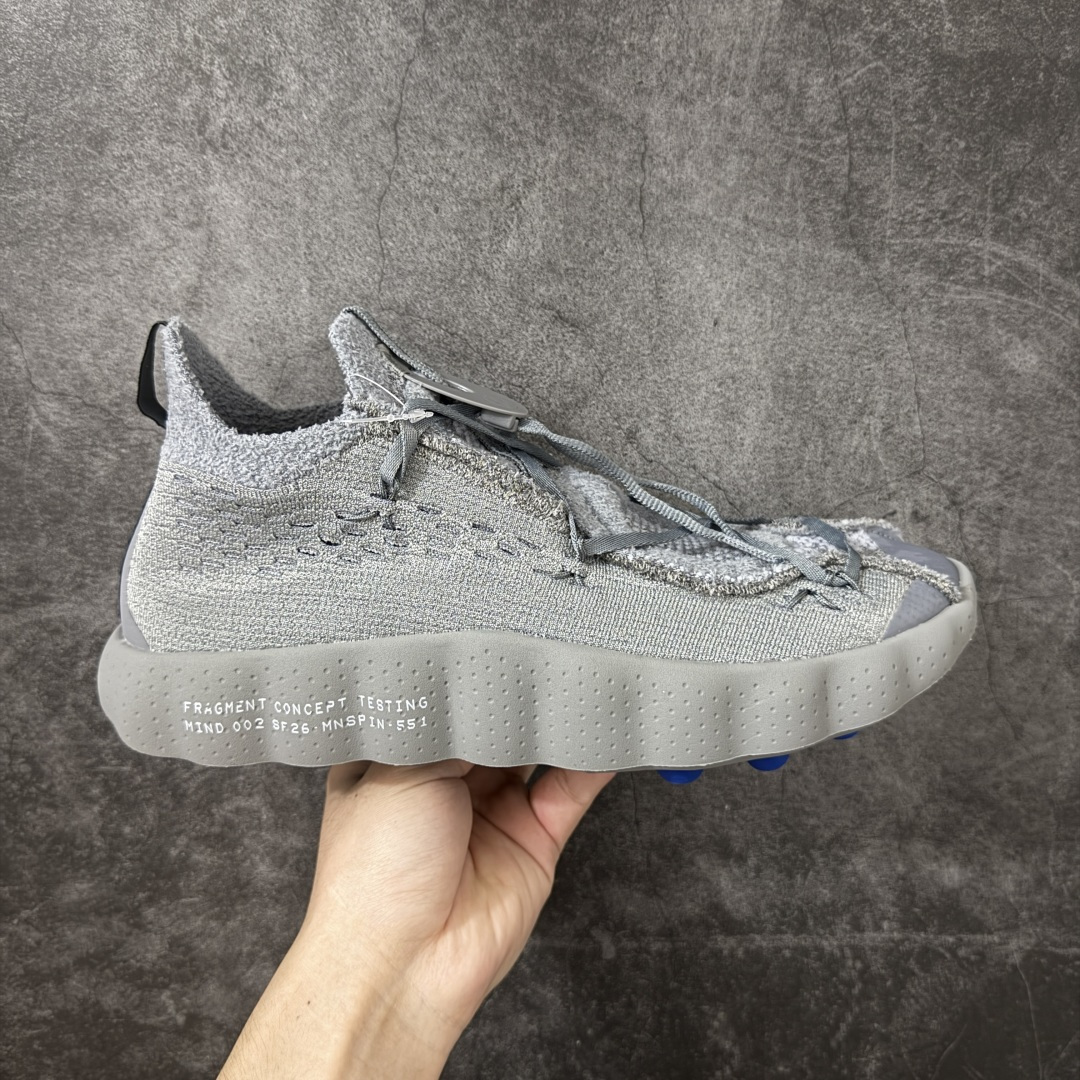 【渠道版】Fragment Design x NK Mind 002 藤原浩联名 足底按摩舒适运动休闲训练鞋 黑蓝 IQ8504-001 全套原厂楦头原纸板数据档案 历时四个月倾力打造 原厂0937机台Flyknit飞织工艺 鞋面针织密度弹性完美同步原鞋 工艺同步公司 原厂压底模 加固按摩单元 防止颗粒松动 原装TUP鞋扣 亮黑后跟条 白色字体采用工业级丝网印刷（丝印）工艺 字体边缘锐利清晰 笔画粗细均匀 没有毛边或晕染 依旧延续Mind系列的标志性外观 采用黑色Flyknit鞋面 并用到拼接结构和外露缝线强调设计感 鞋底依旧配备22个皇家蓝独立泡棉按摩球 鞋底的FRAGMENT经典标语也同样保留其中 还在鞋舌加入了一块印有闪电章的特殊提环 来进一步表明联名身份 正常尺码 尺码：36 36.5 37.5 38 38.5 39 40 40.5 41 42 42.5 43 44 44.5 45 46.5 47.5-选品中心