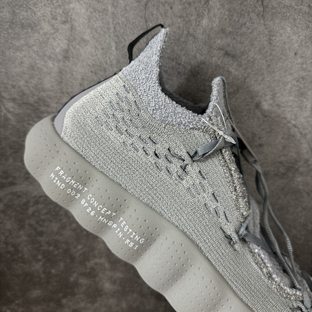 图片[7]-【渠道版】Fragment Design x NK Mind 002 藤原浩联名 足底按摩舒适运动休闲训练鞋 黑蓝 IQ8504-001 全套原厂楦头原纸板数据档案 历时四个月倾力打造 原厂0937机台Flyknit飞织工艺 鞋面针织密度弹性完美同步原鞋 工艺同步公司 原厂压底模 加固按摩单元 防止颗粒松动 原装TUP鞋扣 亮黑后跟条 白色字体采用工业级丝网印刷（丝印）工艺 字体边缘锐利清晰 笔画粗细均匀 没有毛边或晕染 依旧延续Mind系列的标志性外观 采用黑色Flyknit鞋面 并用到拼接结构和外露缝线强调设计感 鞋底依旧配备22个皇家蓝独立泡棉按摩球 鞋底的FRAGMENT经典标语也同样保留其中 还在鞋舌加入了一块印有闪电章的特殊提环 来进一步表明联名身份 正常尺码 尺码：36 36.5 37.5 38 38.5 39 40 40.5 41 42 42.5 43 44 44.5 45 46.5 47.5-选品中心