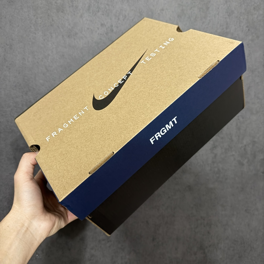 图片[11]-【渠道版】Fragment Design x NK Mind 002 藤原浩联名 足底按摩舒适运动休闲训练鞋 黑蓝 IQ8504-001 全套原厂楦头原纸板数据档案 历时四个月倾力打造 原厂0937机台Flyknit飞织工艺 鞋面针织密度弹性完美同步原鞋 工艺同步公司 原厂压底模 加固按摩单元 防止颗粒松动 原装TUP鞋扣 亮黑后跟条 白色字体采用工业级丝网印刷（丝印）工艺 字体边缘锐利清晰 笔画粗细均匀 没有毛边或晕染 依旧延续Mind系列的标志性外观 采用黑色Flyknit鞋面 并用到拼接结构和外露缝线强调设计感 鞋底依旧配备22个皇家蓝独立泡棉按摩球 鞋底的FRAGMENT经典标语也同样保留其中 还在鞋舌加入了一块印有闪电章的特殊提环 来进一步表明联名身份 正常尺码 尺码：36 36.5 37.5 38 38.5 39 40 40.5 41 42 42.5 43 44 44.5 45 46.5 47.5-选品中心