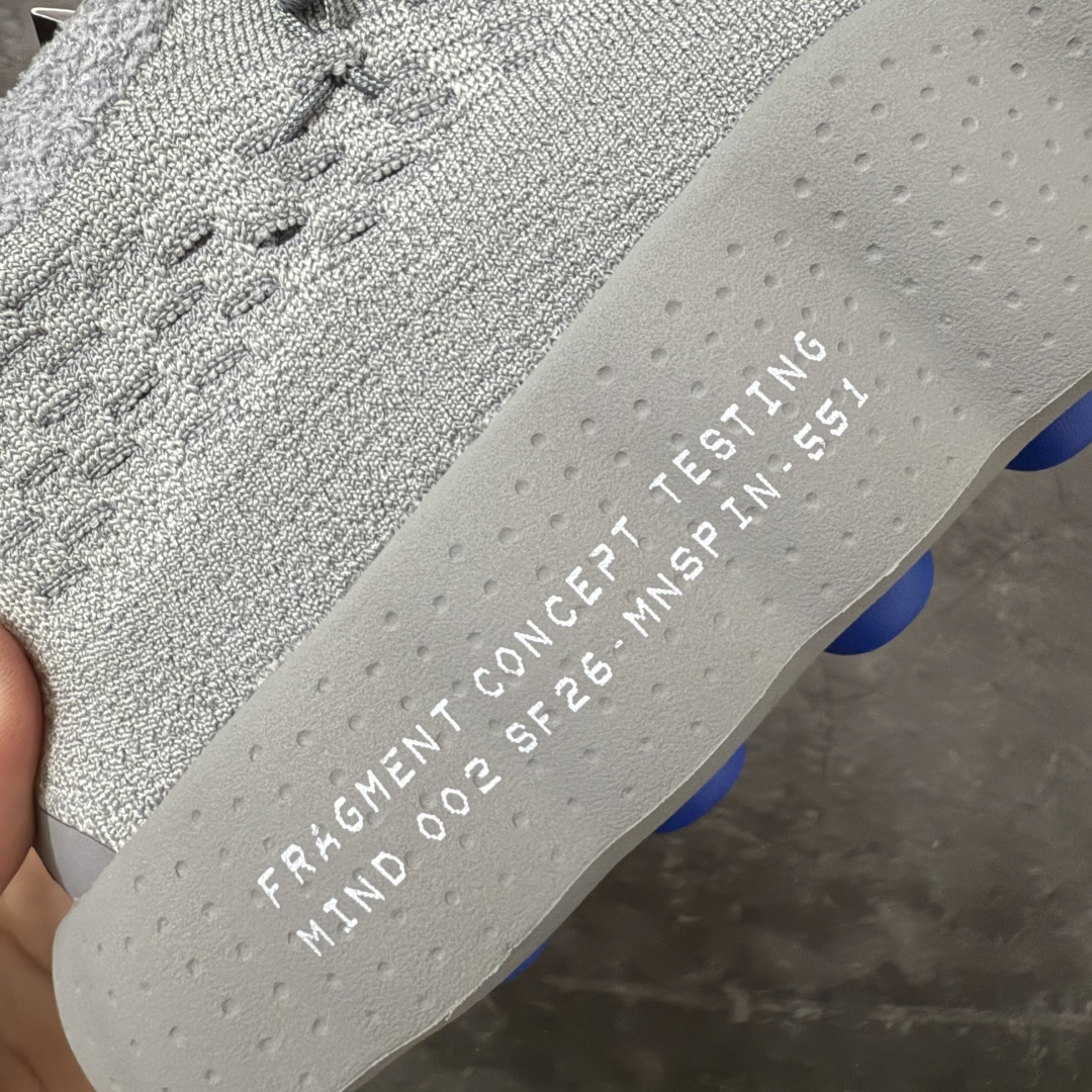 图片[3]-【渠道版】Fragment Design x NK Mind 002 藤原浩联名 足底按摩舒适运动休闲训练鞋 黑蓝 IQ8504-001 全套原厂楦头原纸板数据档案 历时四个月倾力打造 原厂0937机台Flyknit飞织工艺 鞋面针织密度弹性完美同步原鞋 工艺同步公司 原厂压底模 加固按摩单元 防止颗粒松动 原装TUP鞋扣 亮黑后跟条 白色字体采用工业级丝网印刷（丝印）工艺 字体边缘锐利清晰 笔画粗细均匀 没有毛边或晕染 依旧延续Mind系列的标志性外观 采用黑色Flyknit鞋面 并用到拼接结构和外露缝线强调设计感 鞋底依旧配备22个皇家蓝独立泡棉按摩球 鞋底的FRAGMENT经典标语也同样保留其中 还在鞋舌加入了一块印有闪电章的特殊提环 来进一步表明联名身份 正常尺码 尺码：36 36.5 37.5 38 38.5 39 40 40.5 41 42 42.5 43 44 44.5 45 46.5 47.5-选品中心